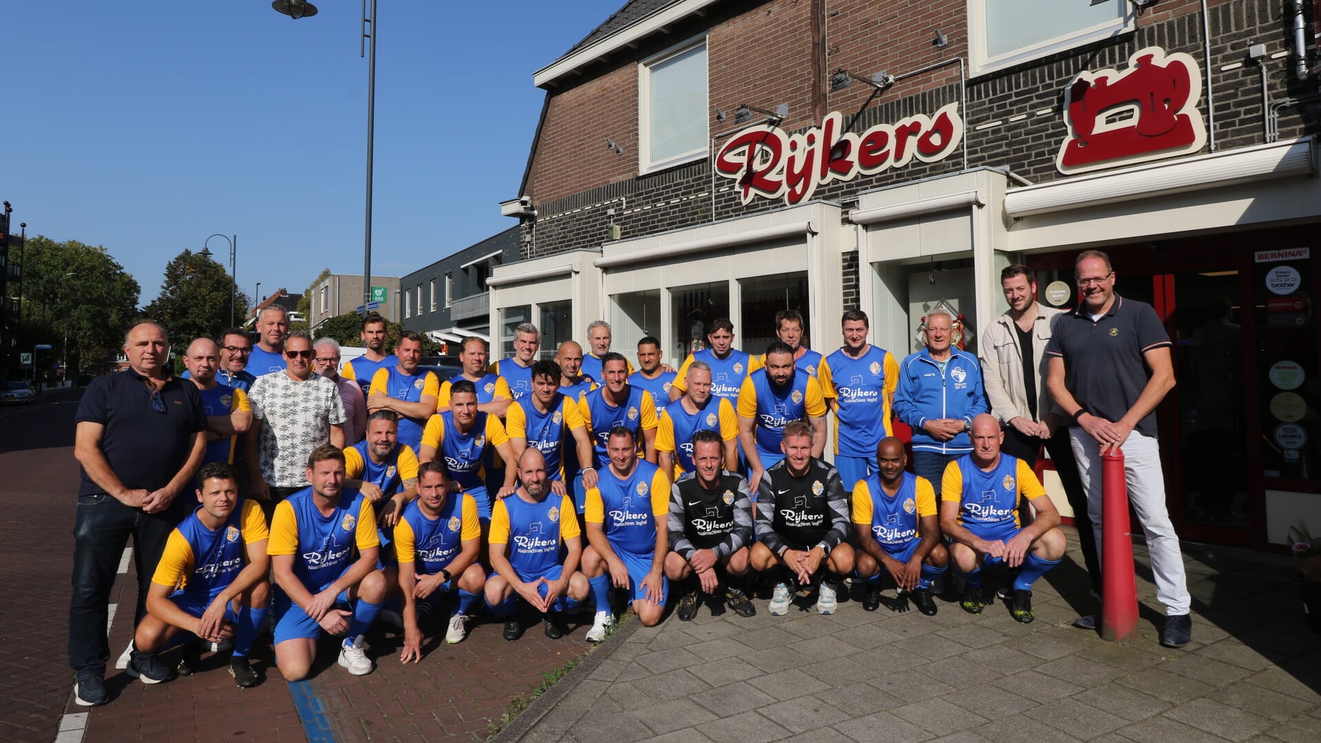 Rijkers Naaimachines sponsort de veteranenafdeling van Blauw Geel’38 ...