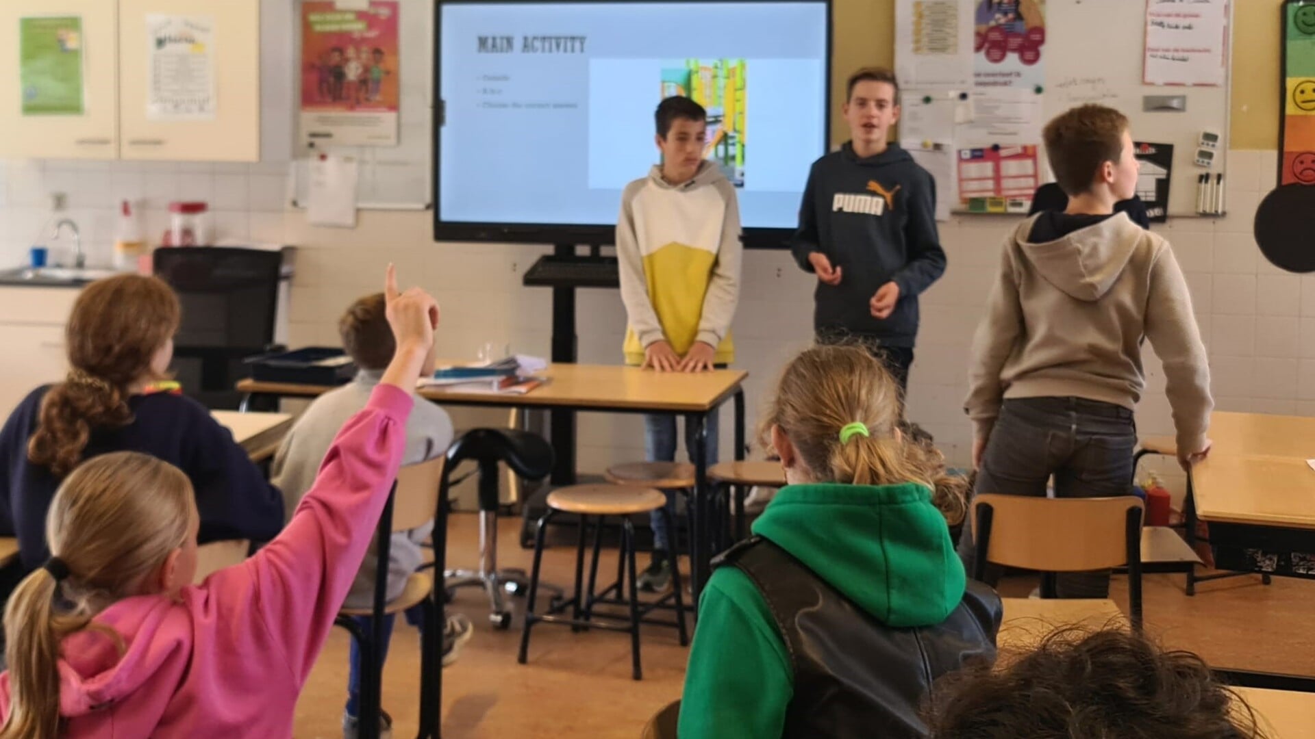Mezzoleerlingen tweetalig onderwijs voor de klas op basisschool