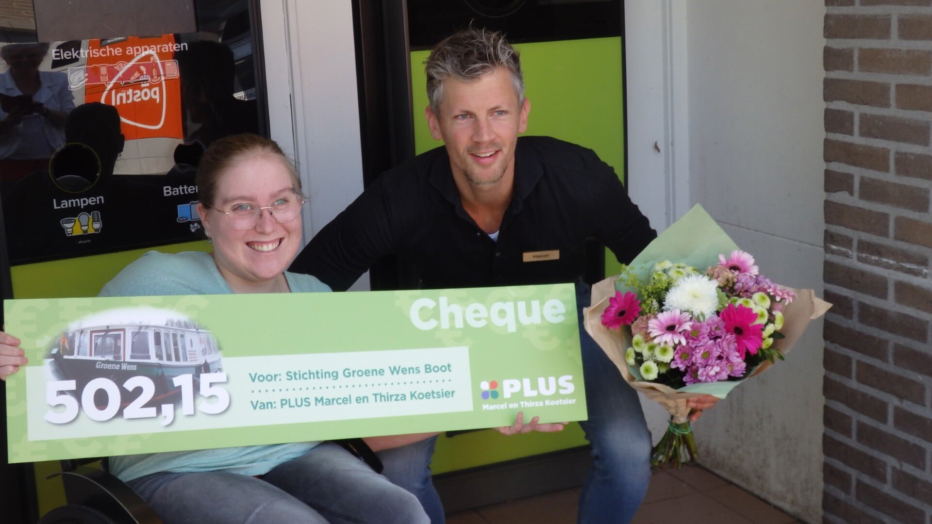 Groene Wens Boot ontvangt cheque van € 502,15 van Plus Oldemarkt