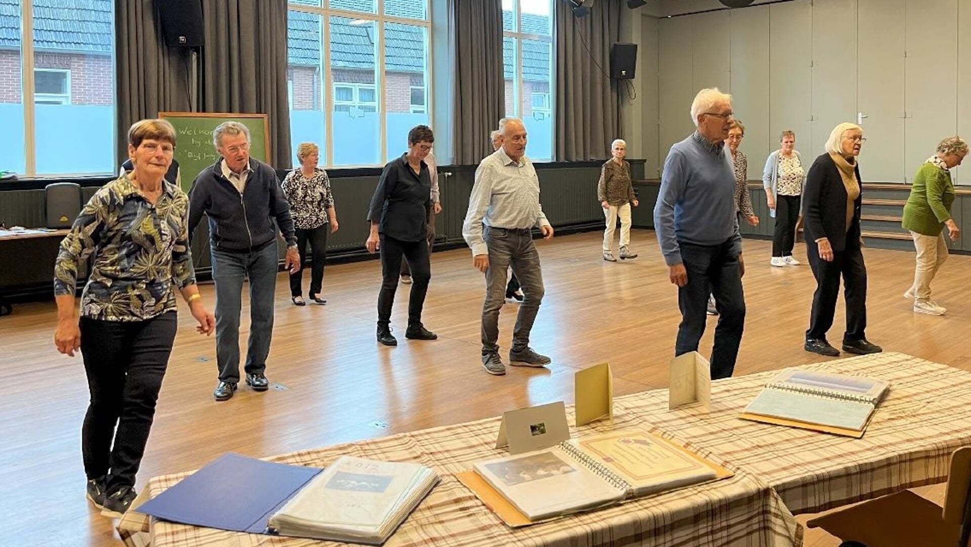 Werelddansgroep ‘Blijf jong’ uit Westerbeek bestaat 45 jaar