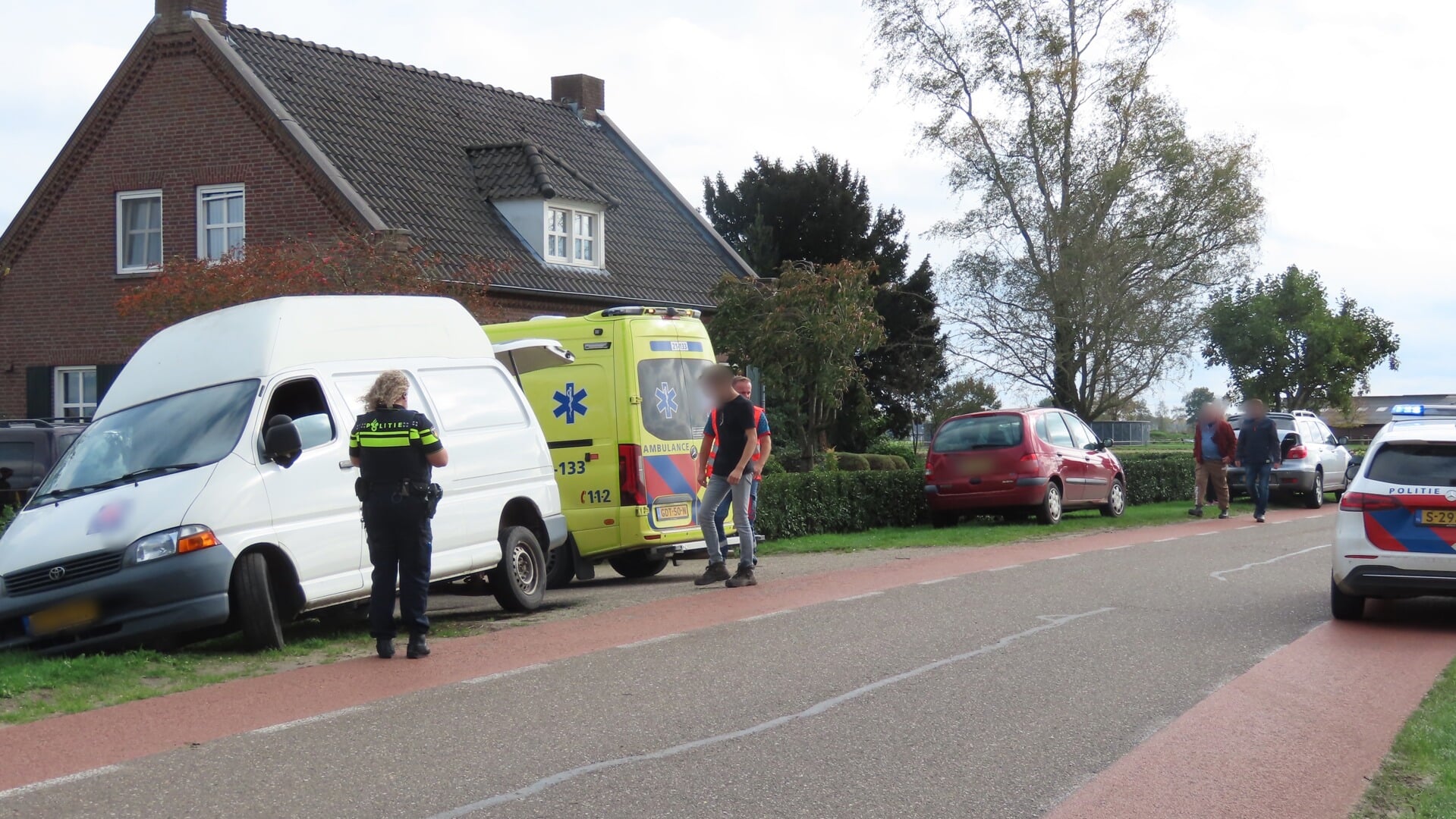 Automobilist wordt onwel komt tot deels tot stilstand in sloot