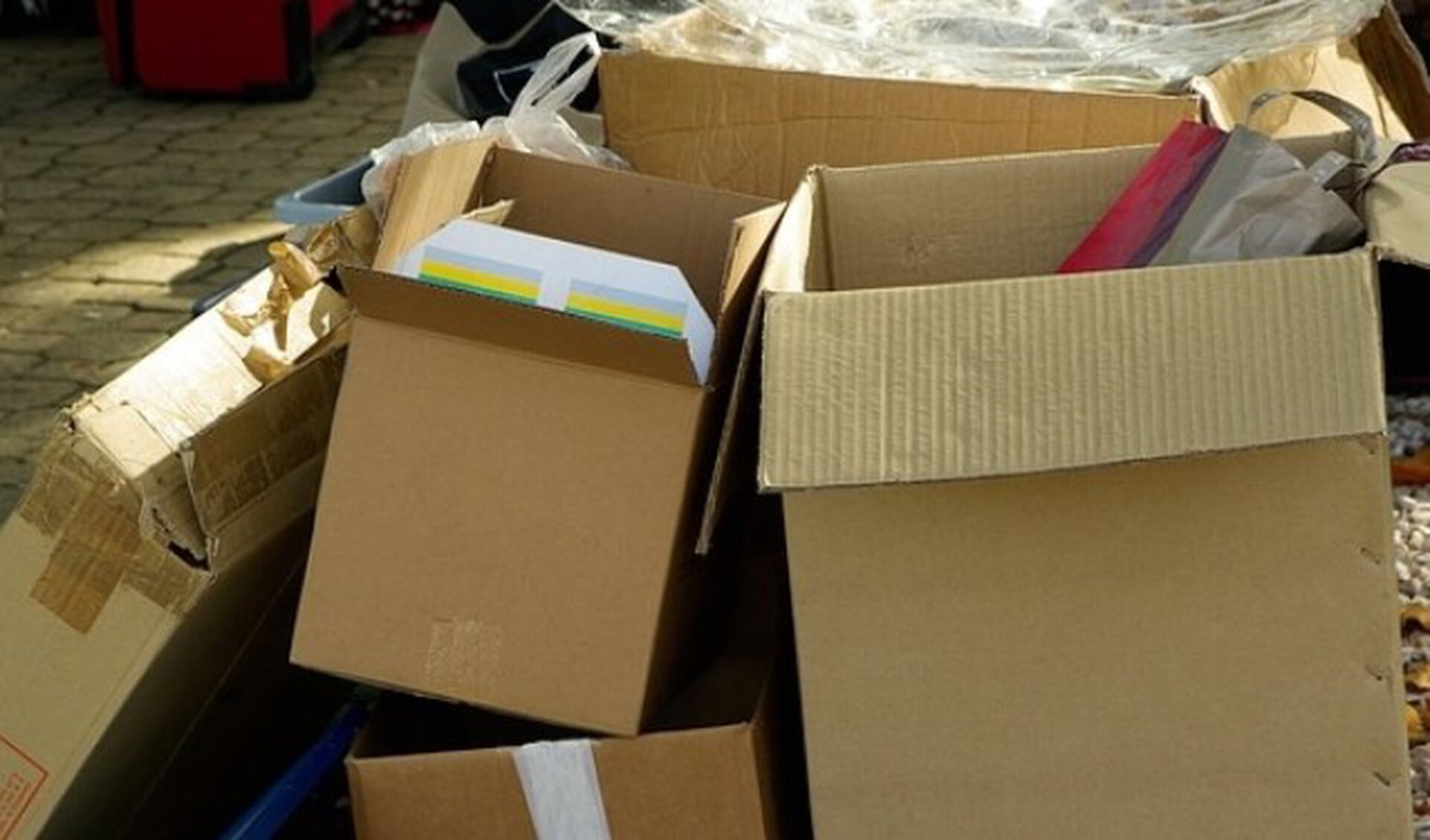 Tekst ‘Maak kartonnen dozen klein en plat’ bij papiercontainers ...
