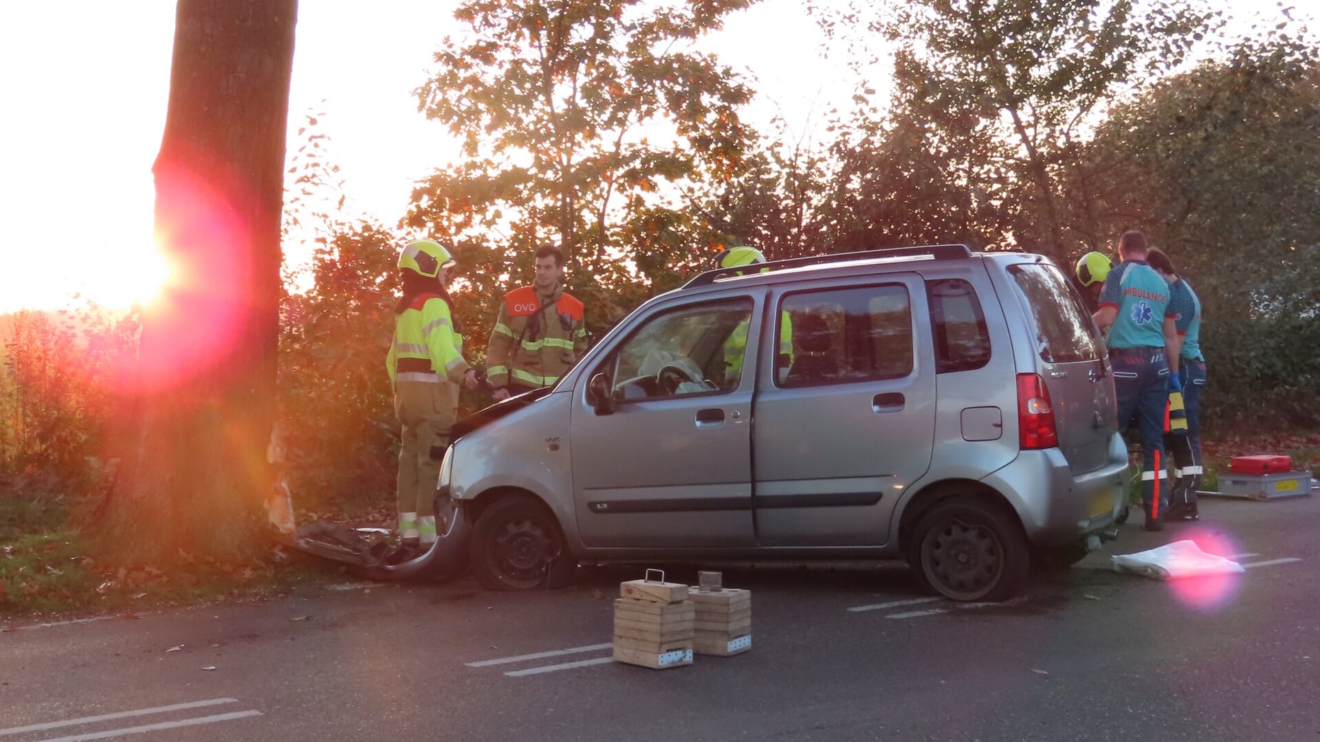 Brandweer bevrijdt bestuurder na botsing tegen boom in Langenboom