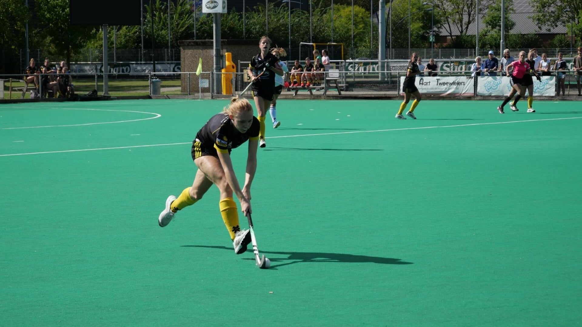 Geel-Zwart Dames 1 toont strijdlust, maar komt vroege achterstand niet te boven