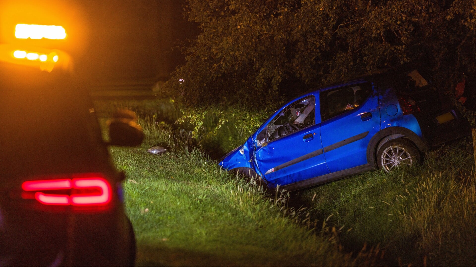 Auto van inwoner Oldemarkt belandt in greppel bij Blesdijke: bestuurder raakt gewond