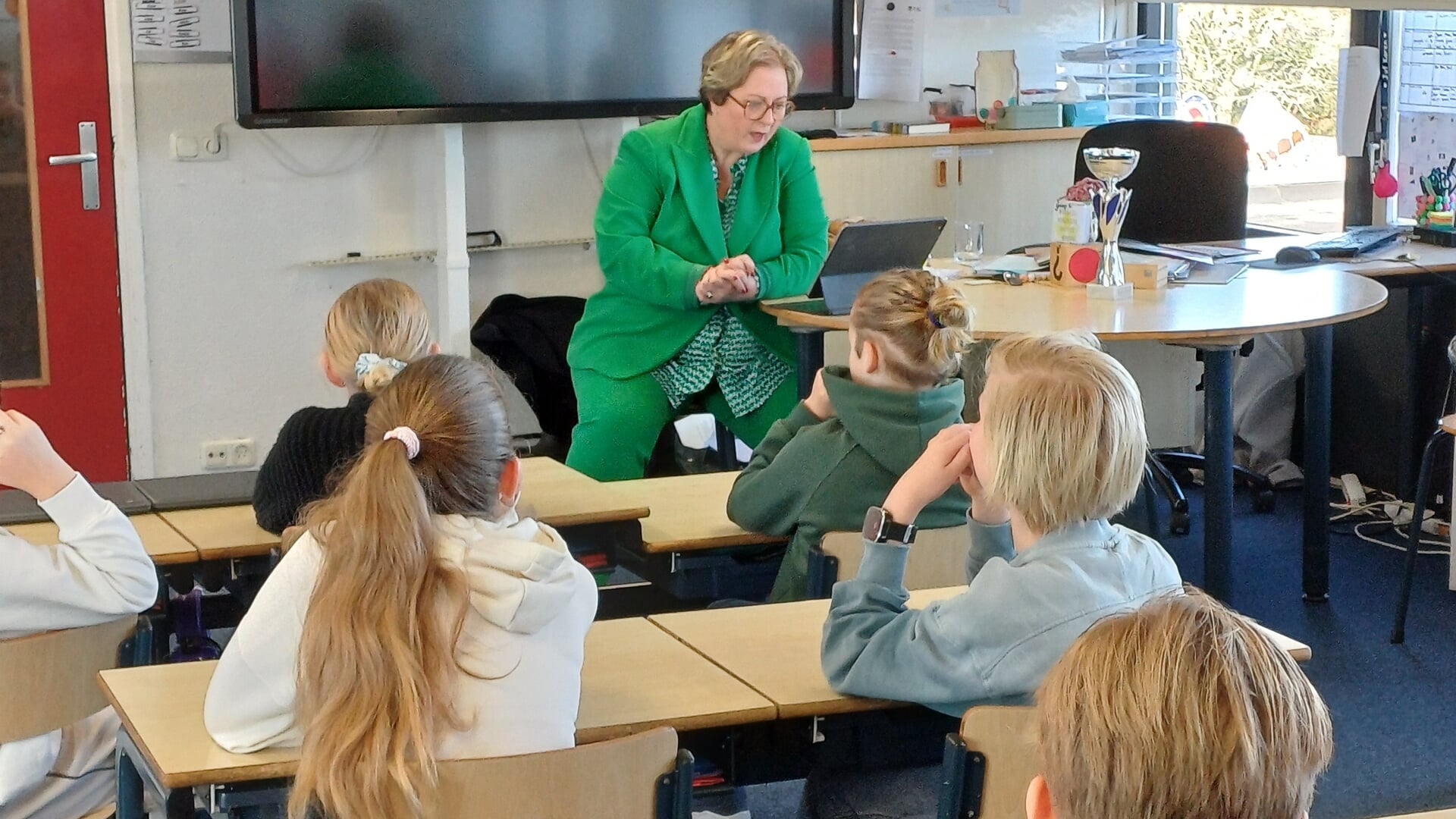Wethouder Overmeen vertelt leerlingen Stephanusschool over streektaal