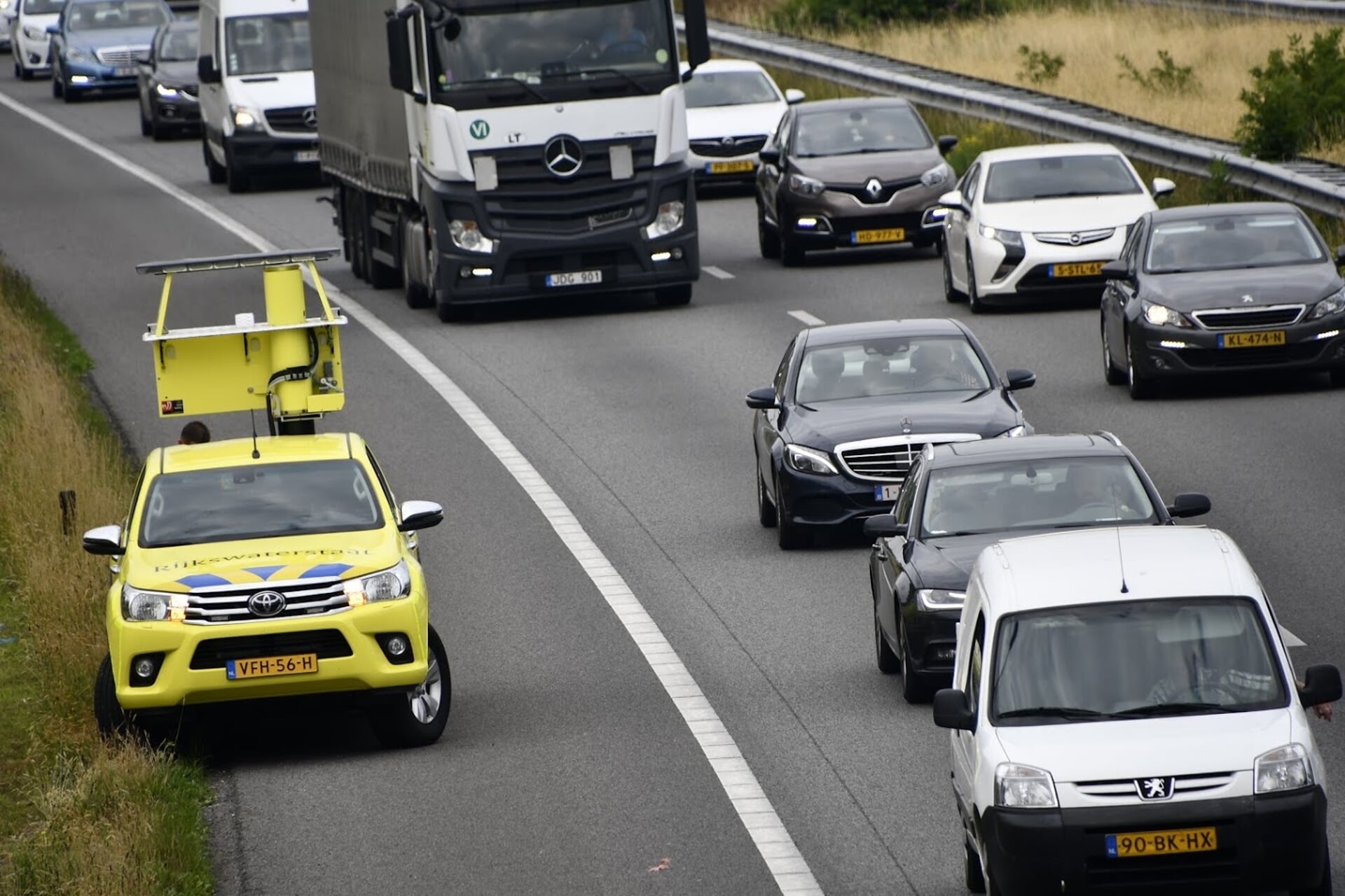 Kettingbotsing Op E19 Van Antwerpen Naar Breda, Zwaar Ongeluk In File ...