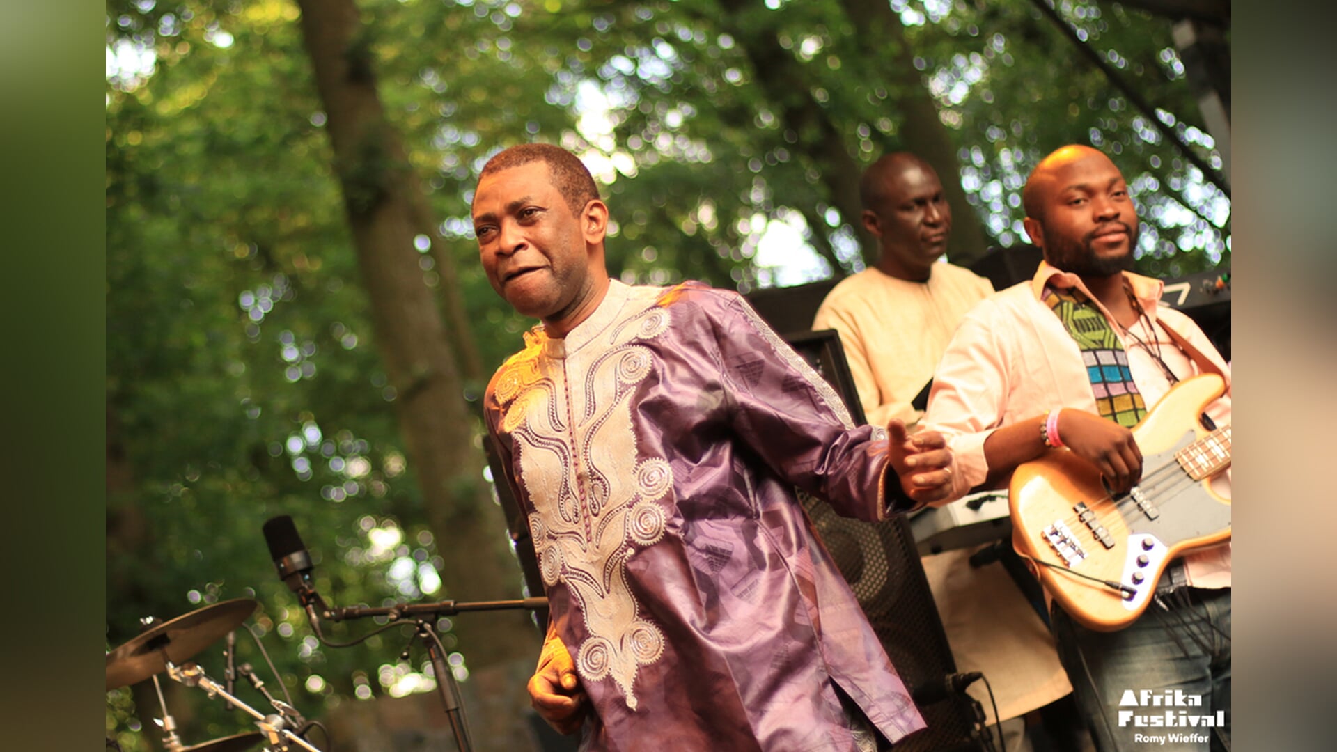 Youssou N’Dour treedt met band op tijdens Afrika Festival Hertme