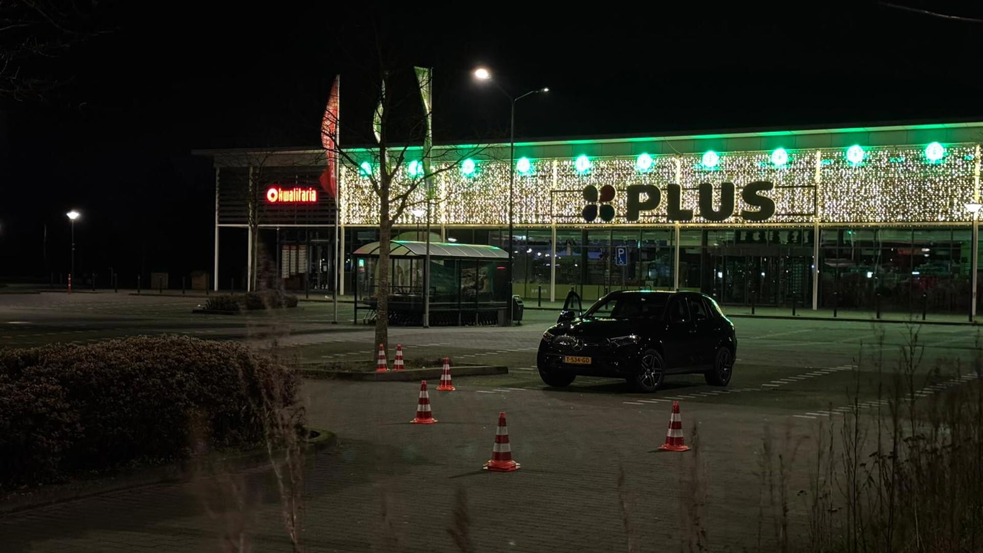 Parkeerplaats bij PLUS in Uden afgezet door politie