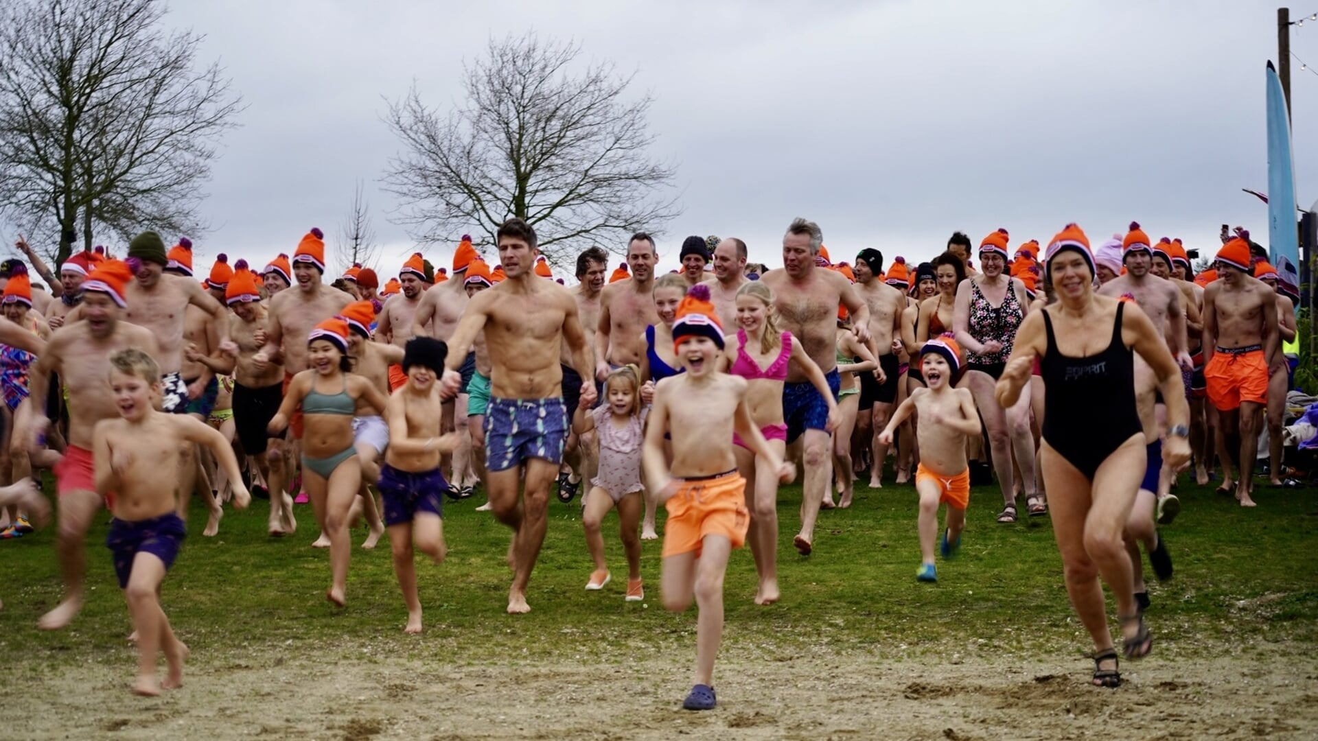 Recordaantal deelnemers bij nieuwjaarsduik Langenboom