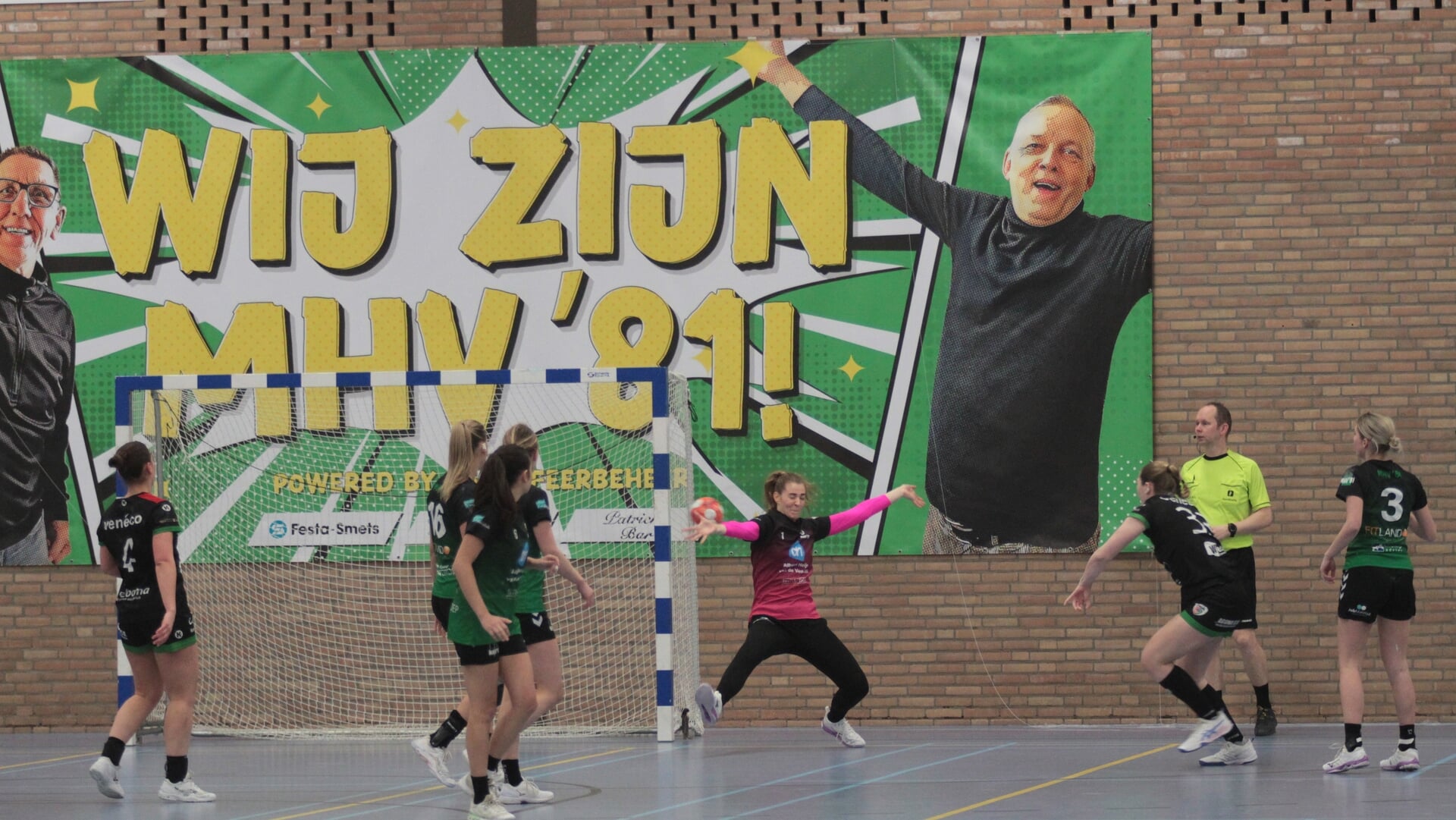 Handbalsters MHV’81 krijgen in kolkende Looierij loon naar werken
