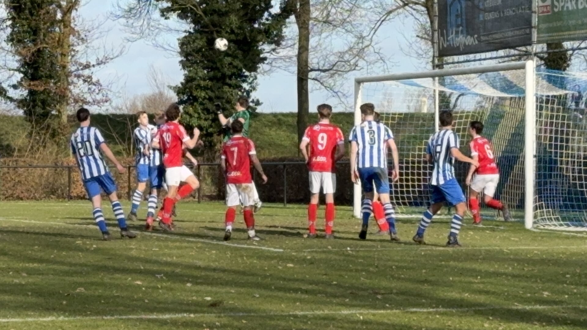 5F: De Zwaluw deelt Achates tik uit, punt voor geplaagd Holthees-Smakt, SVS wint