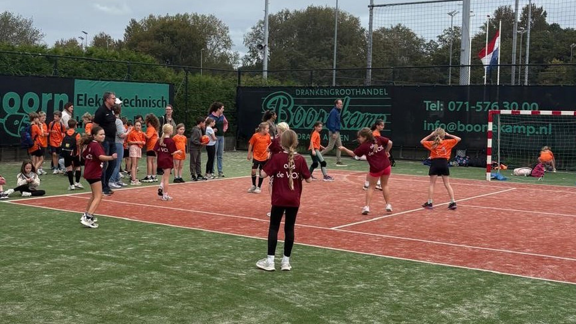 Jongens Regenboog en meisjes Het Kompas winnen schoolhandbaltoernooi
