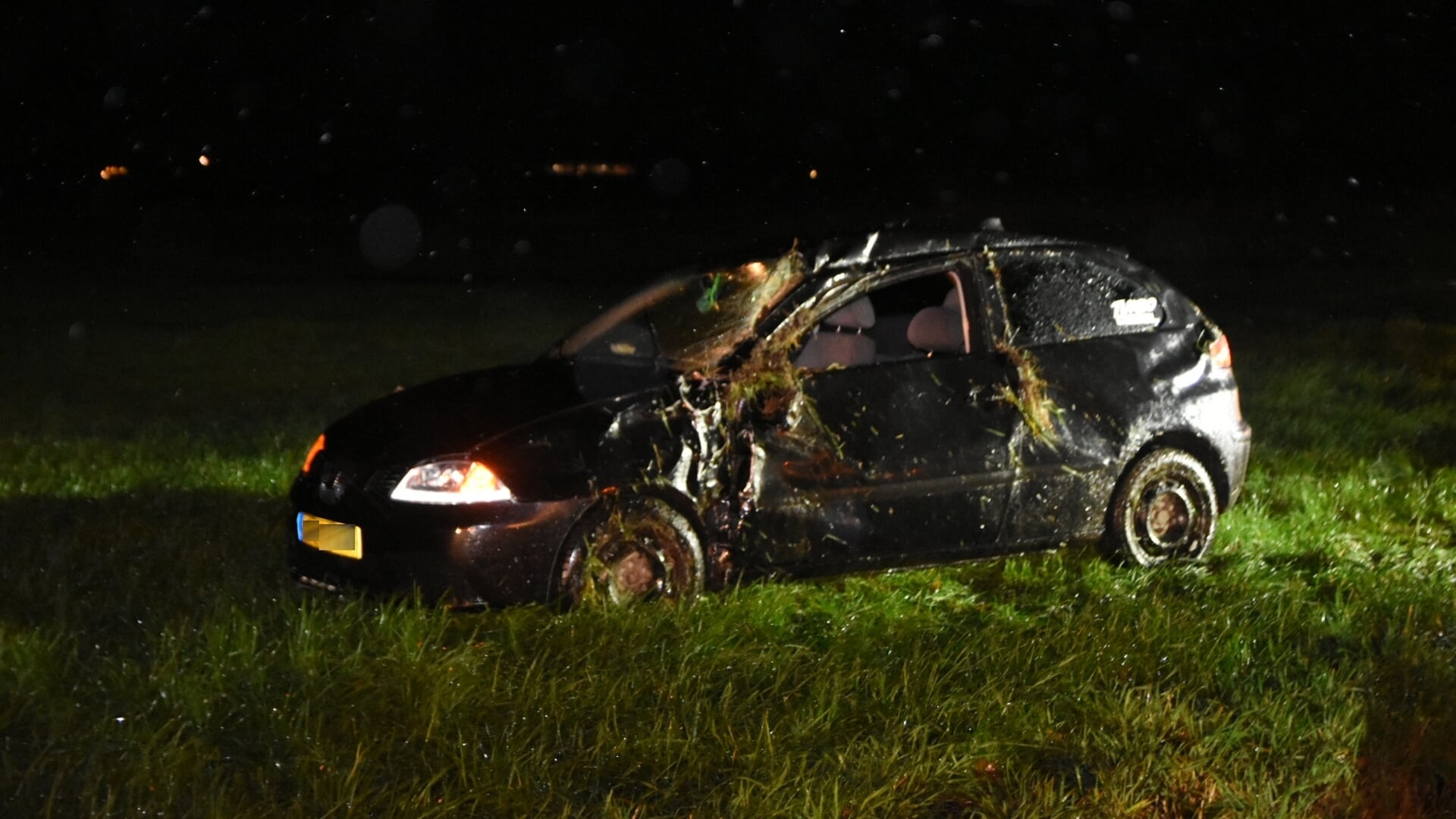Bestuurder belandt in een weiland bij IJsselham: flinke schade aan auto