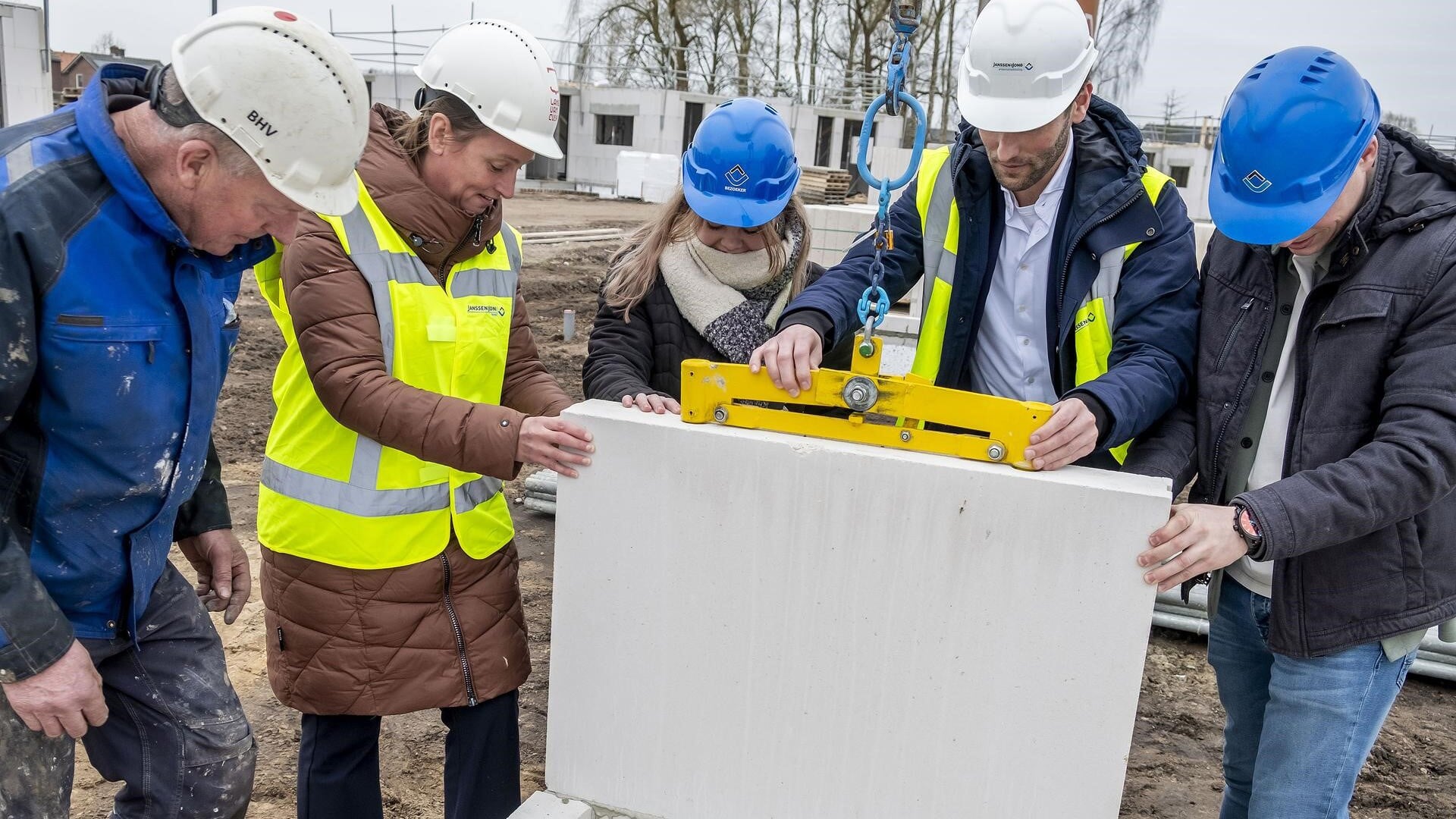 Feestelijke start bouw eerste 26 woningen De Blauwe Beek in Oploo