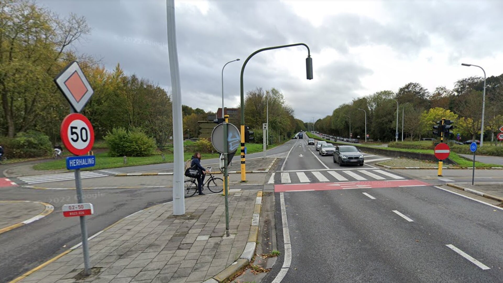 Personenwagen smakt tegen verlichtingspaal op Koning Boudewijnlaan