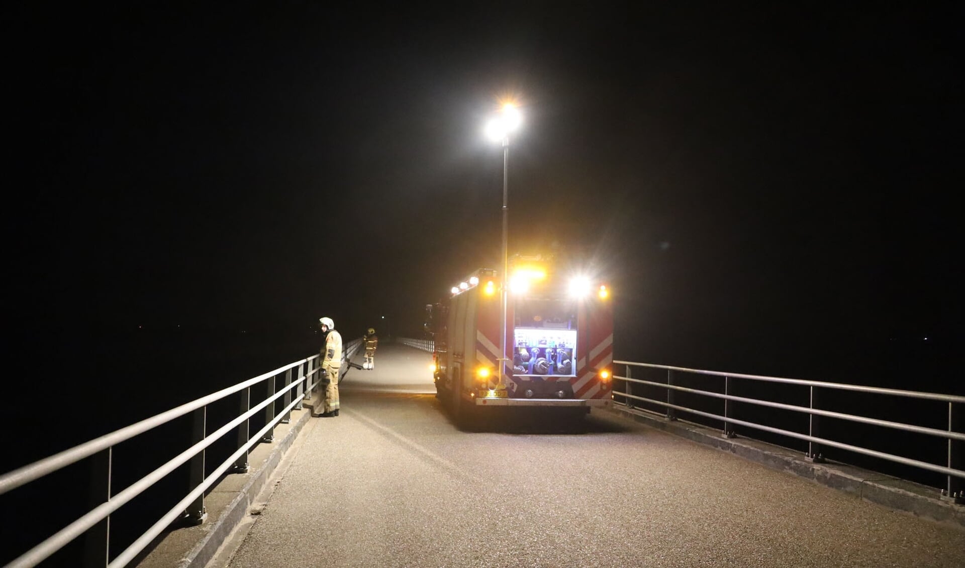 Emmers met onbekende vloeistof gedumpt in water bij Keent