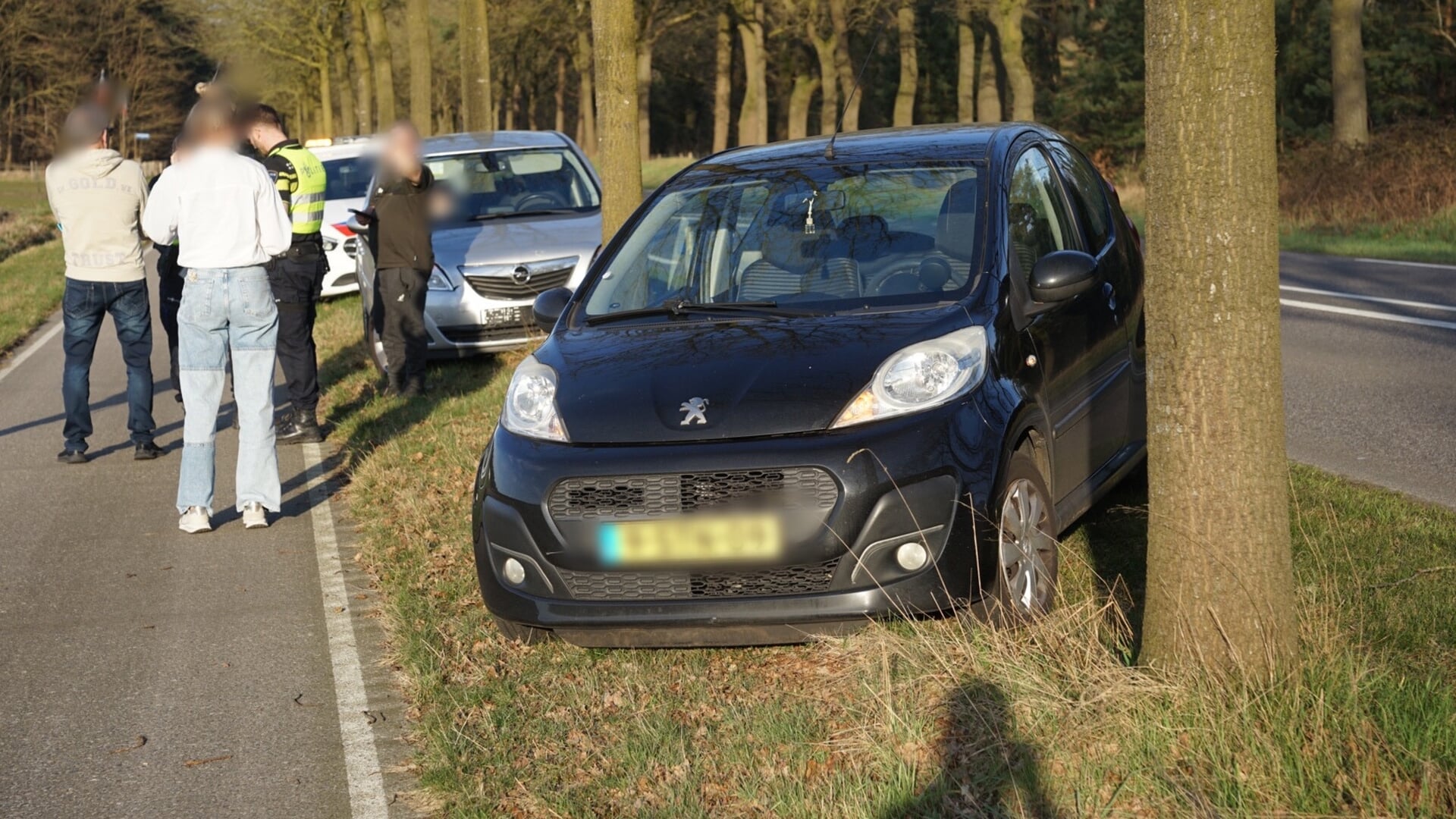 Twee voertuigen betrokken bij botsing Oploo