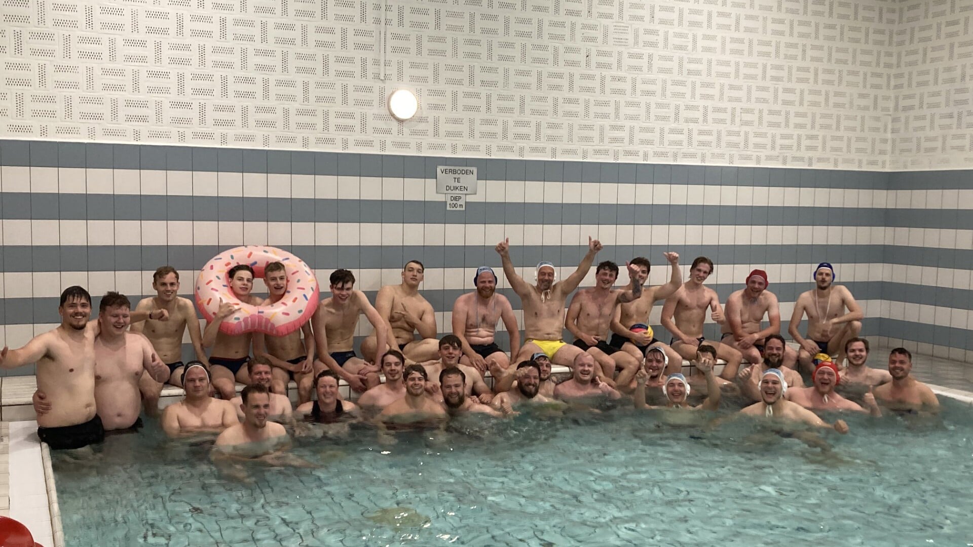 Waterpoloërs en rugbyers ontmoeten elkaar op grasveld