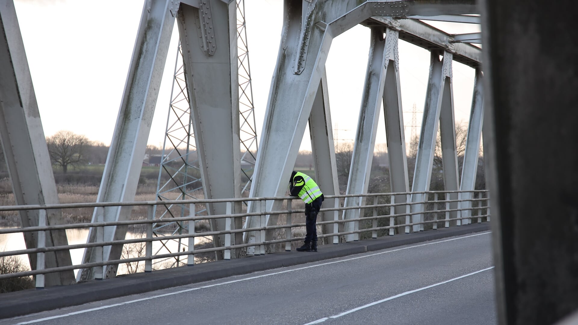 Jongen verschuilt zich op Maasbrug tussen Gennep en Oeffelt, hulpdiensten aanwezig