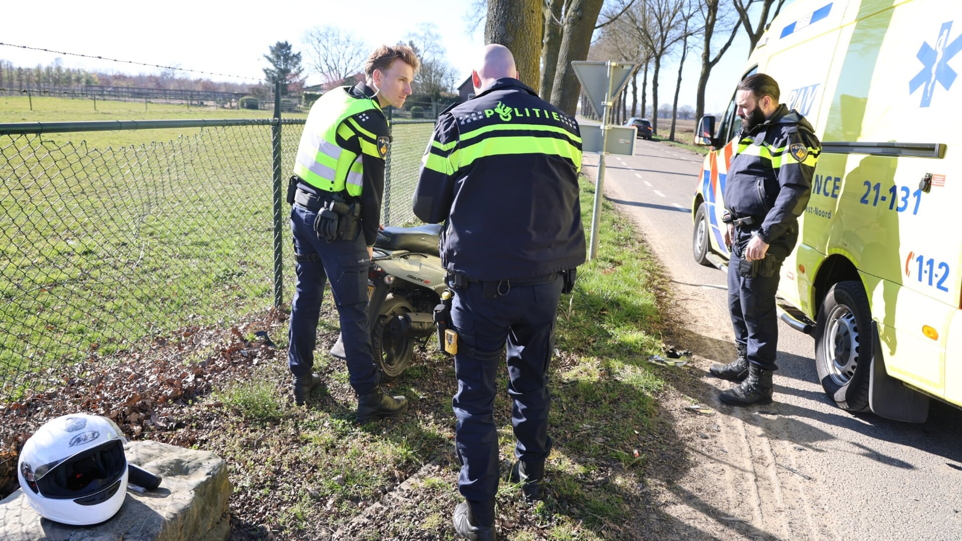 Botsing met auto en scooter op kruising in Beers