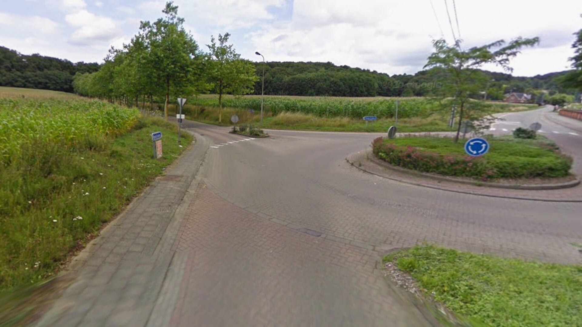 Auto en zestienjarige fietser botsen op rond punt in Linden