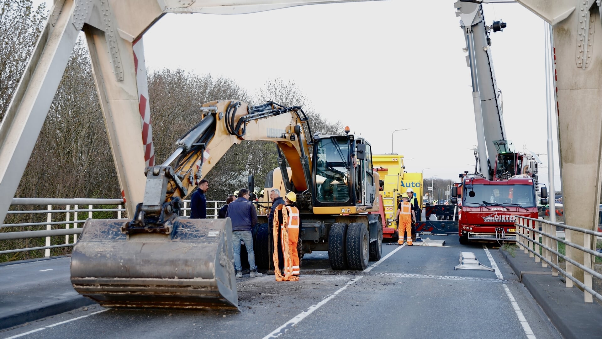 Update Maasbrug: graafmachine is vrijgemaakt, versperring blijft