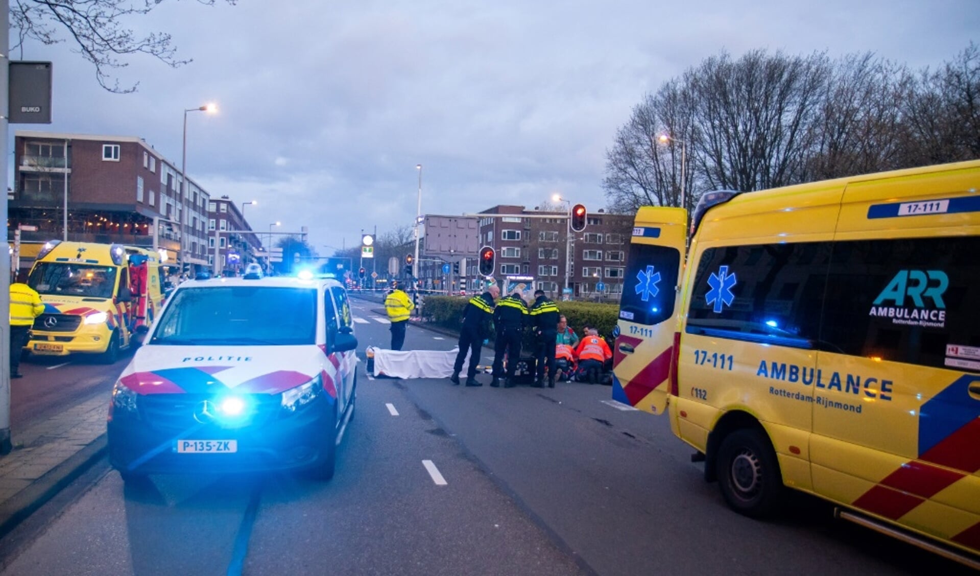 Man Zwaargewond Na Aanrijding Op Zebrapad Bij Zuidplein, Dader Rijdt ...