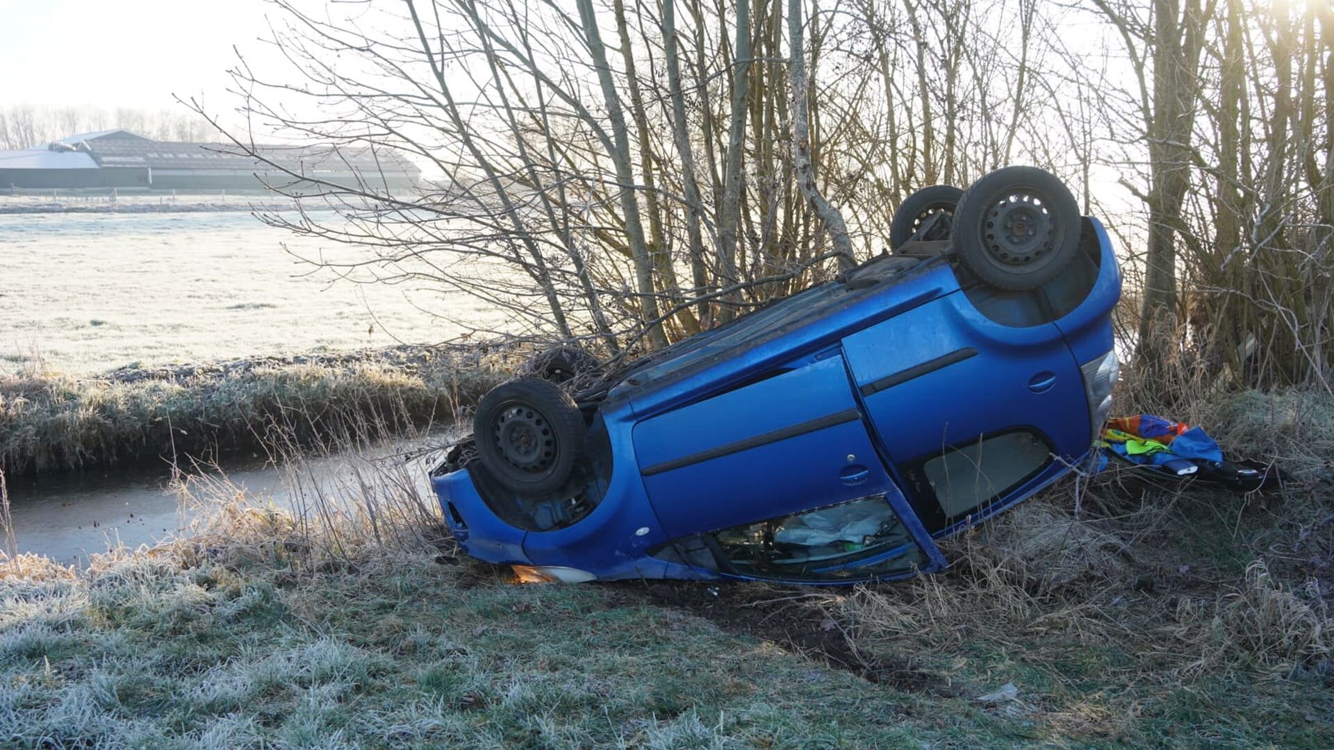Vrouw met auto over de kop door gladheid