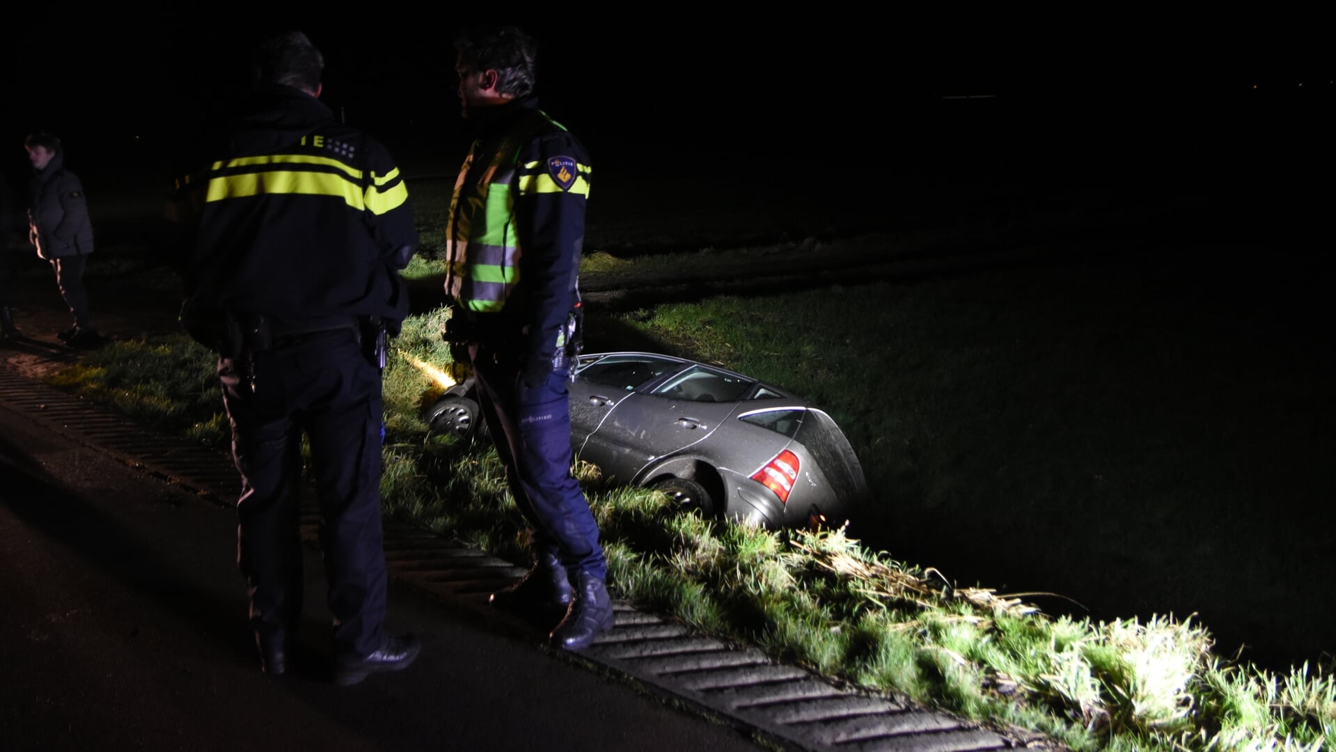Auto belandt in de sloot bij Giethoorn