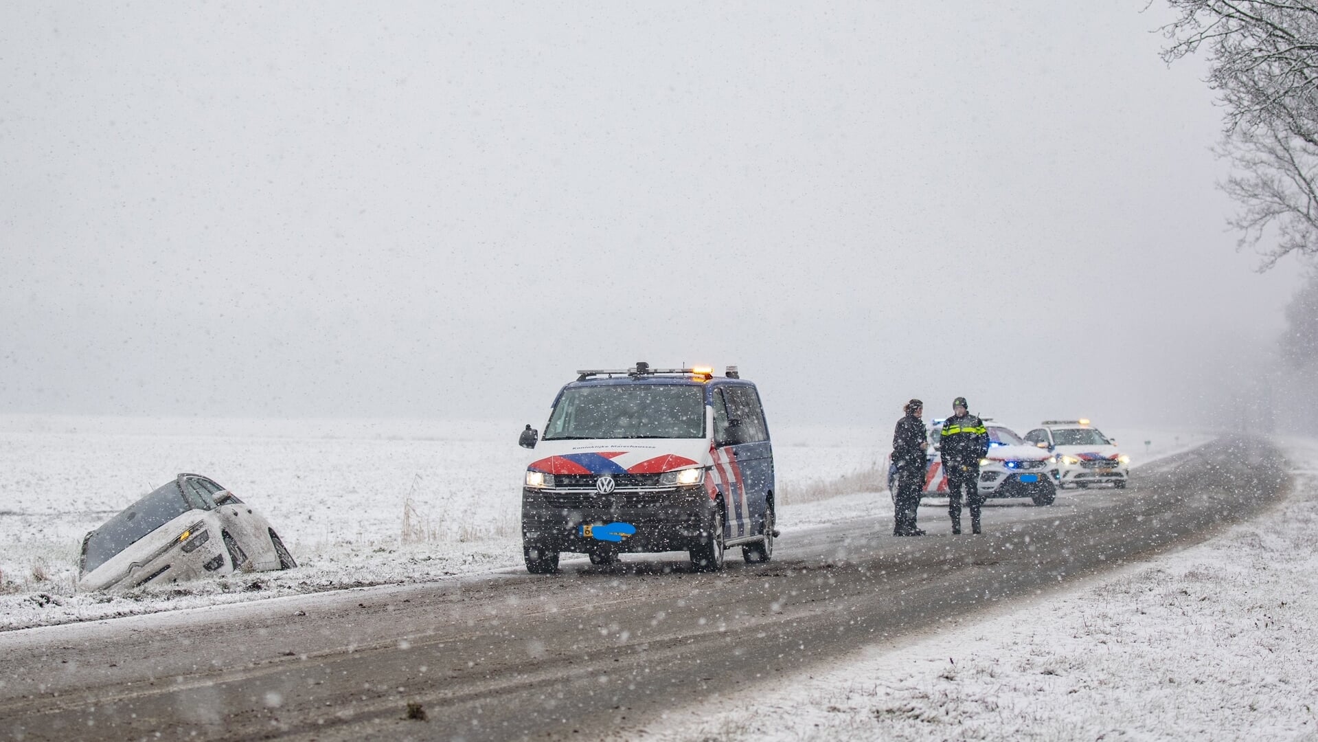 Auto belandt door gladheid bij Wapserveen in de sloot