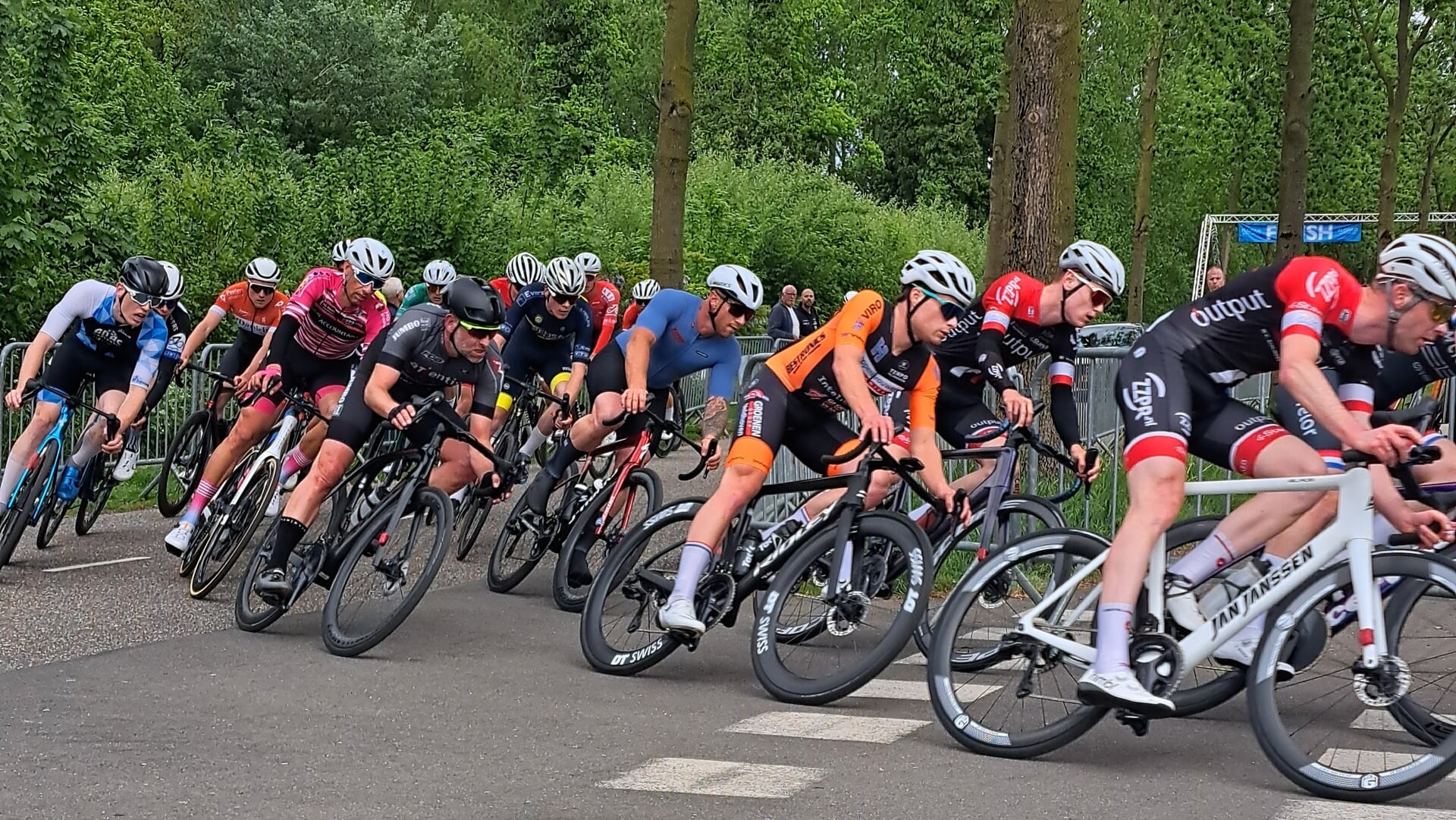 Glenn van Nierop wint Kasteelronde van Mill