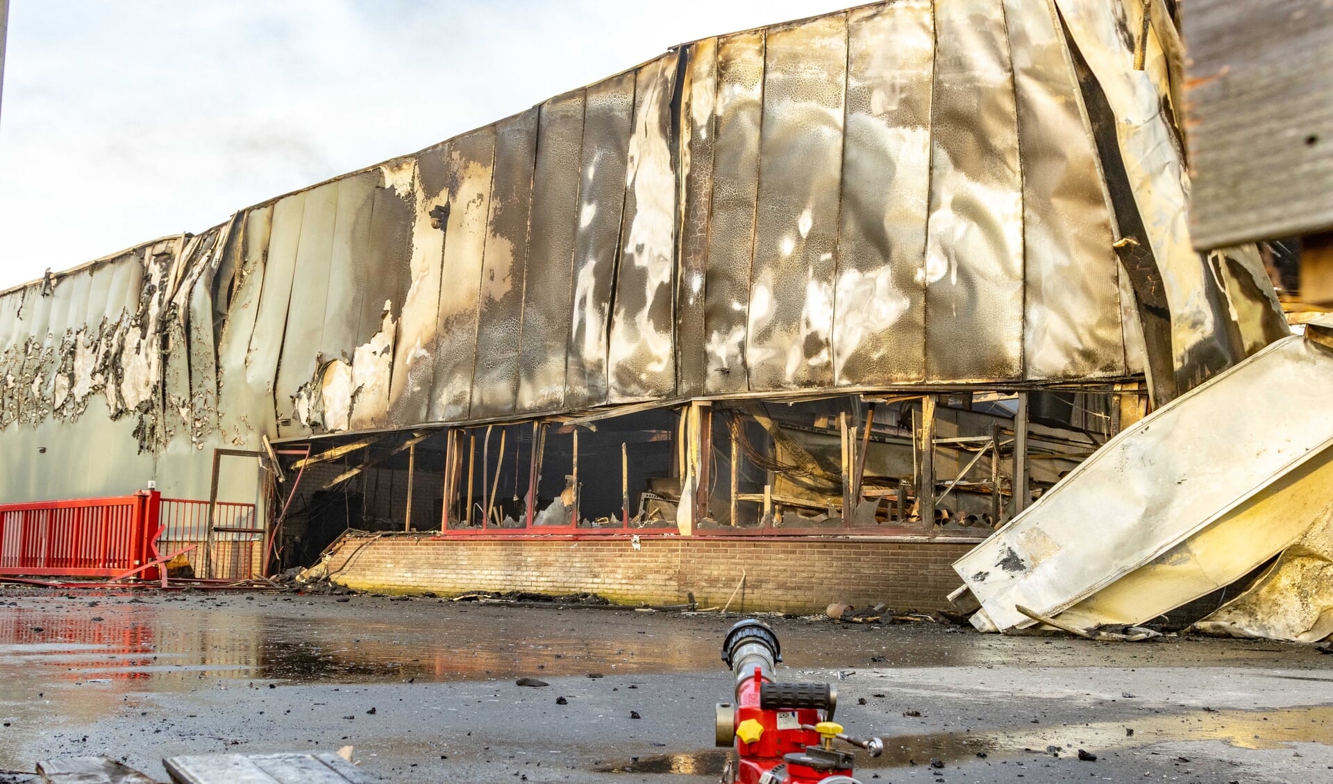 Update Grote brand bij Sint Jansklooster, rook trekt deels over Noordoostpolder