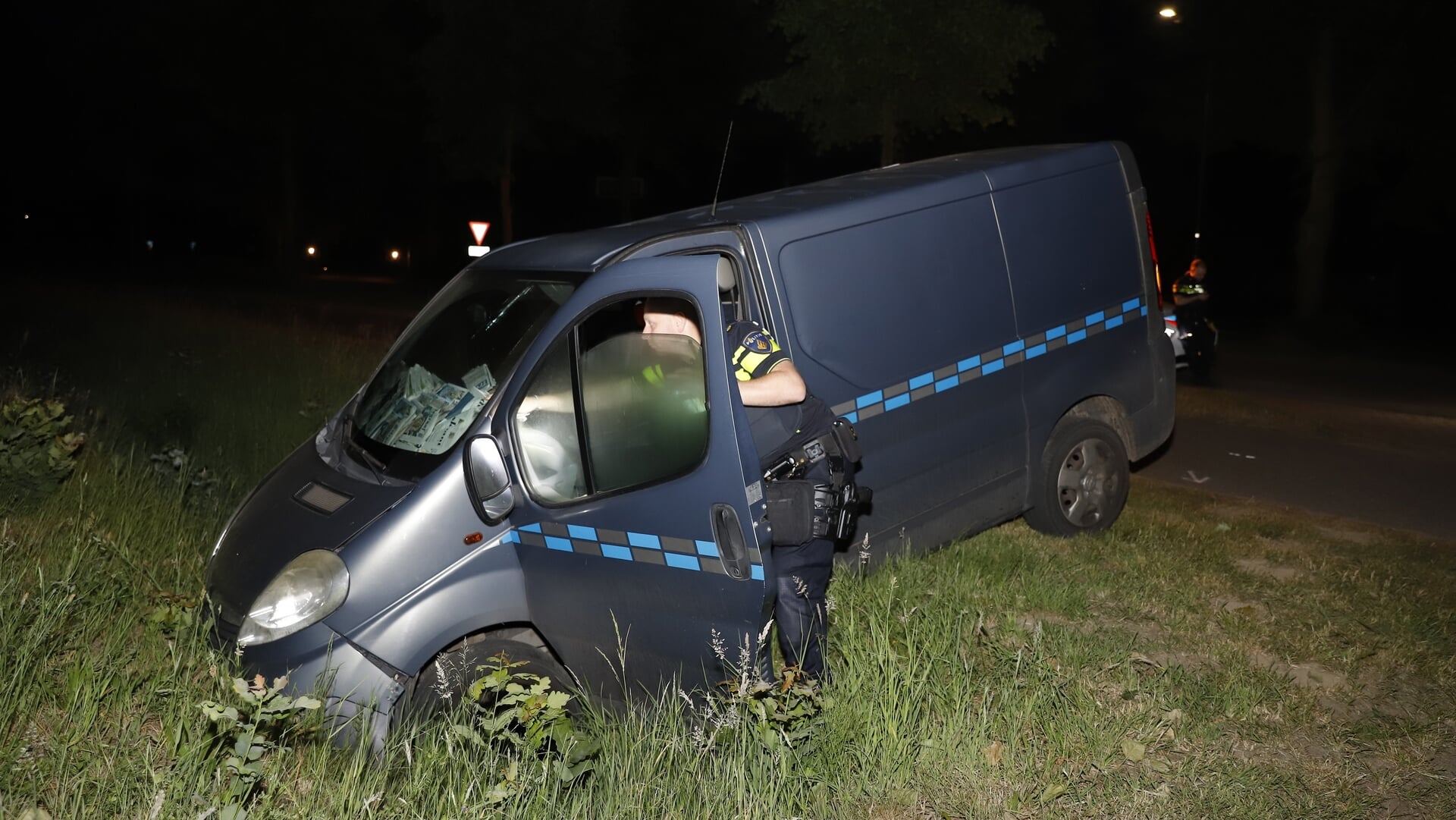 Krantenbezorgers ontwijken herten en eindigen in sloot Linden