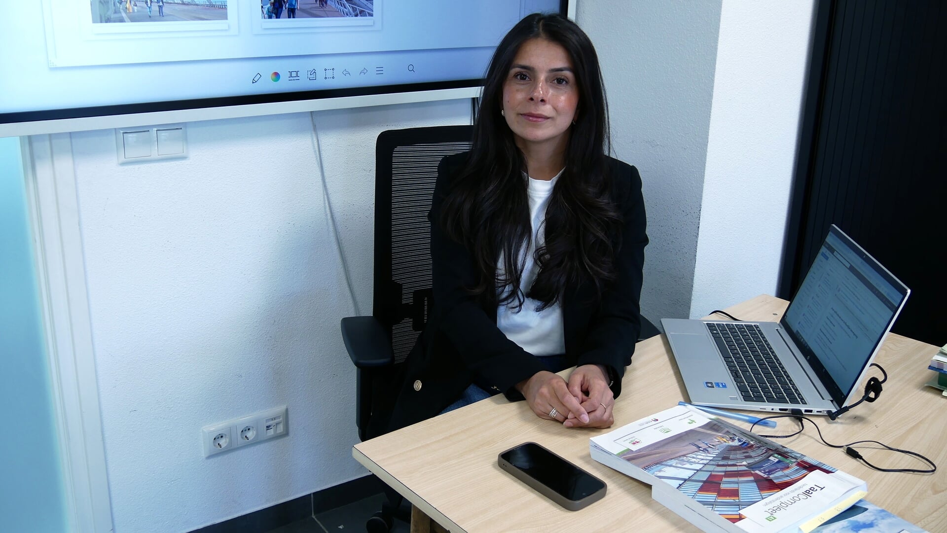 Ayse geeft Nederlandse les in de Turkse moskee aan een ‘heel multiculti klasje’