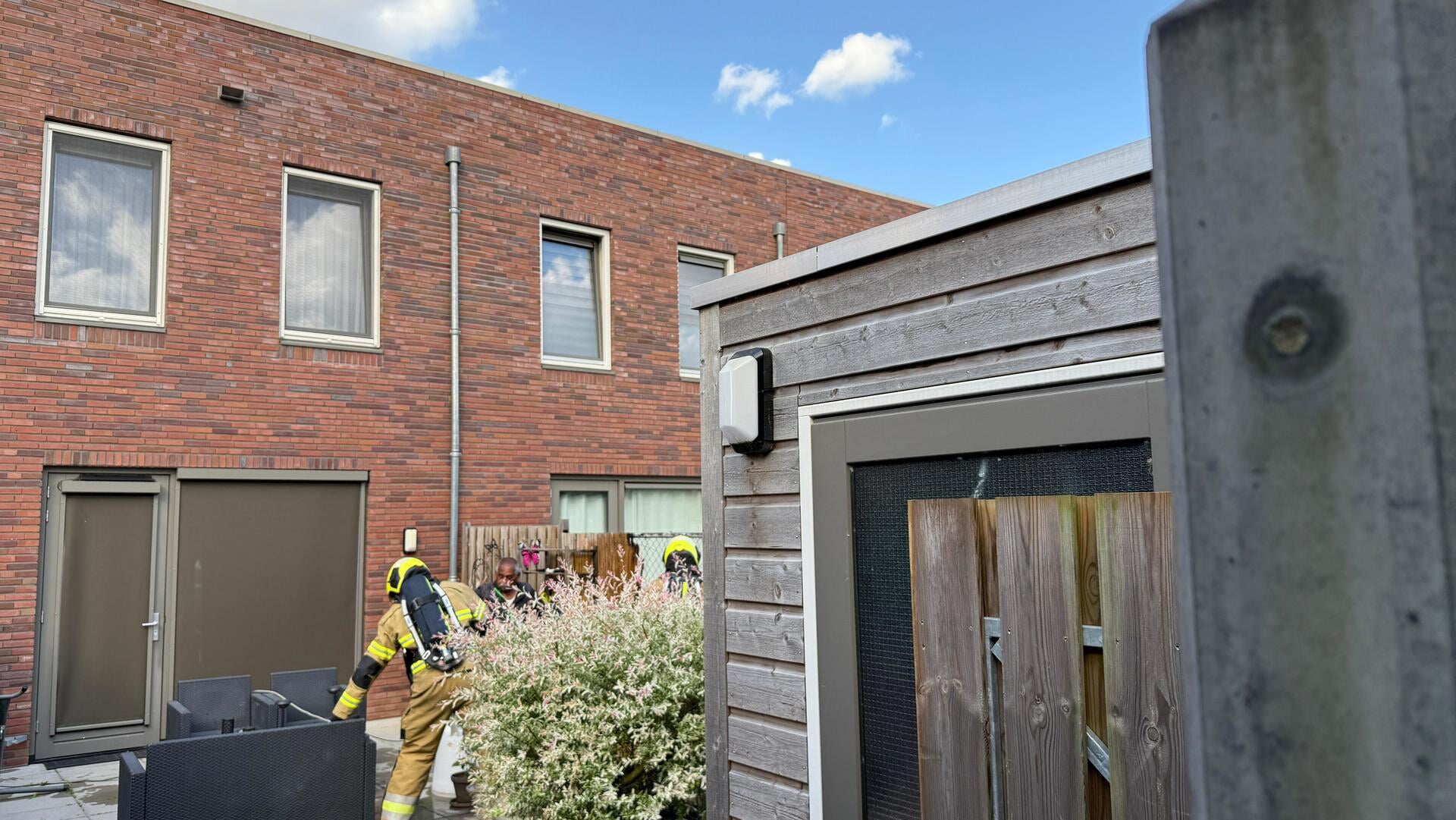 Heg in achtertuin gaat in vlammen op aan de Ambachtenstraat
