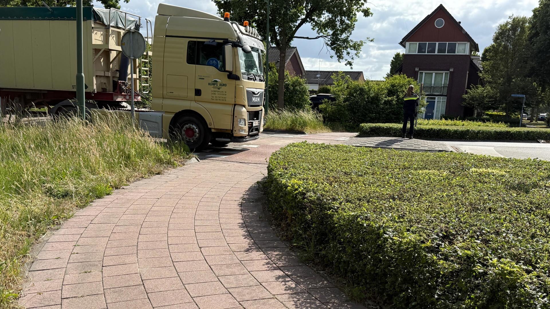 Vrachtwagen met pech blokkeert rijstrook Erpseweg uren