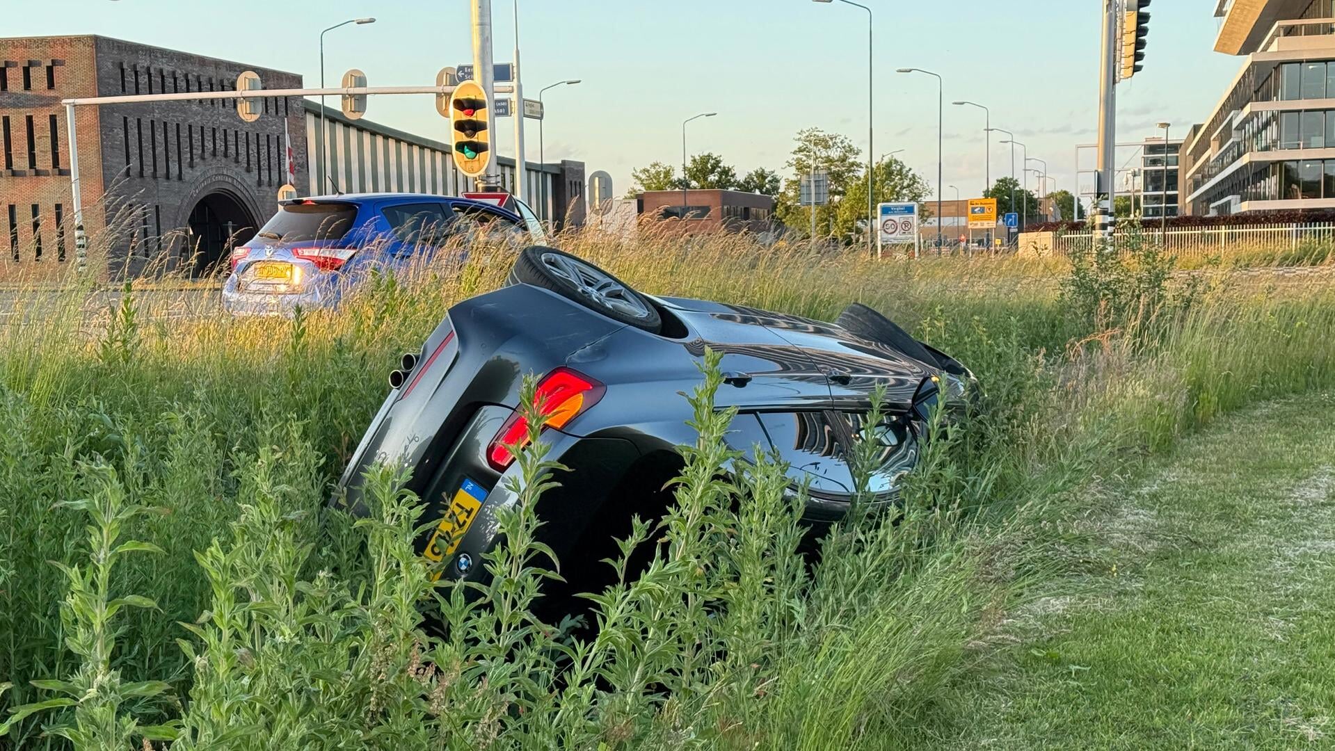 Auto in de sloot na ongeval op afrit A50, Bestuurder aangehouden