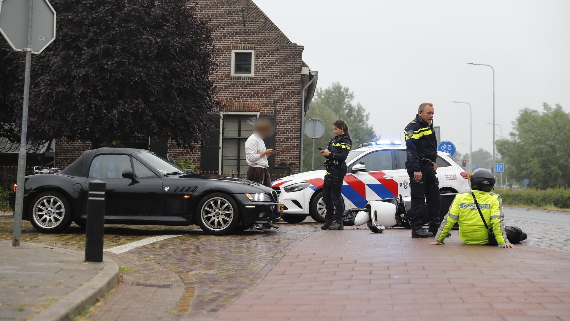 Scooterrijder glijdt uit bij remactie en komt hard ten val in Oeffelt