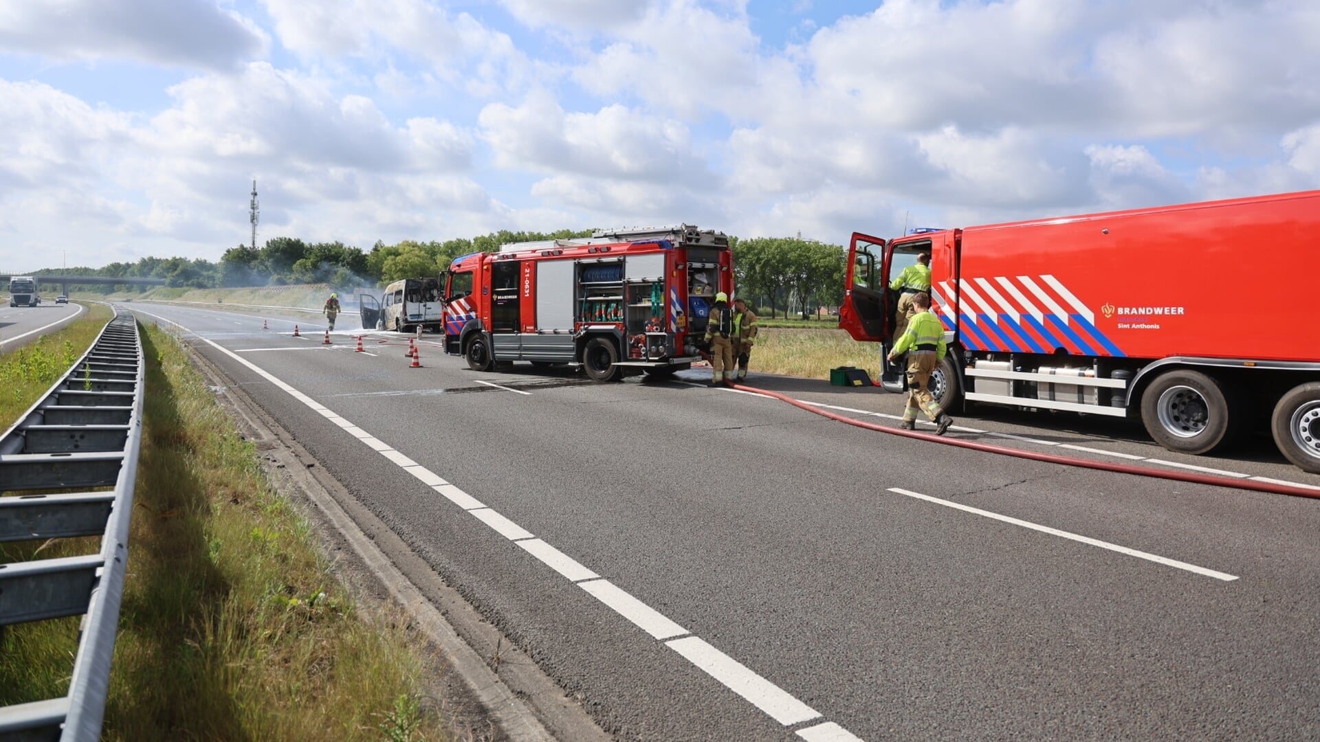Taxibusje brandt uit op A73; flinke file tot gevolg