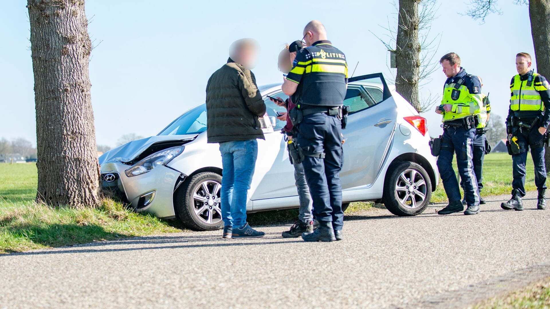 Auto met twee kinderen aan boord botst tegen boom in Nijensleek