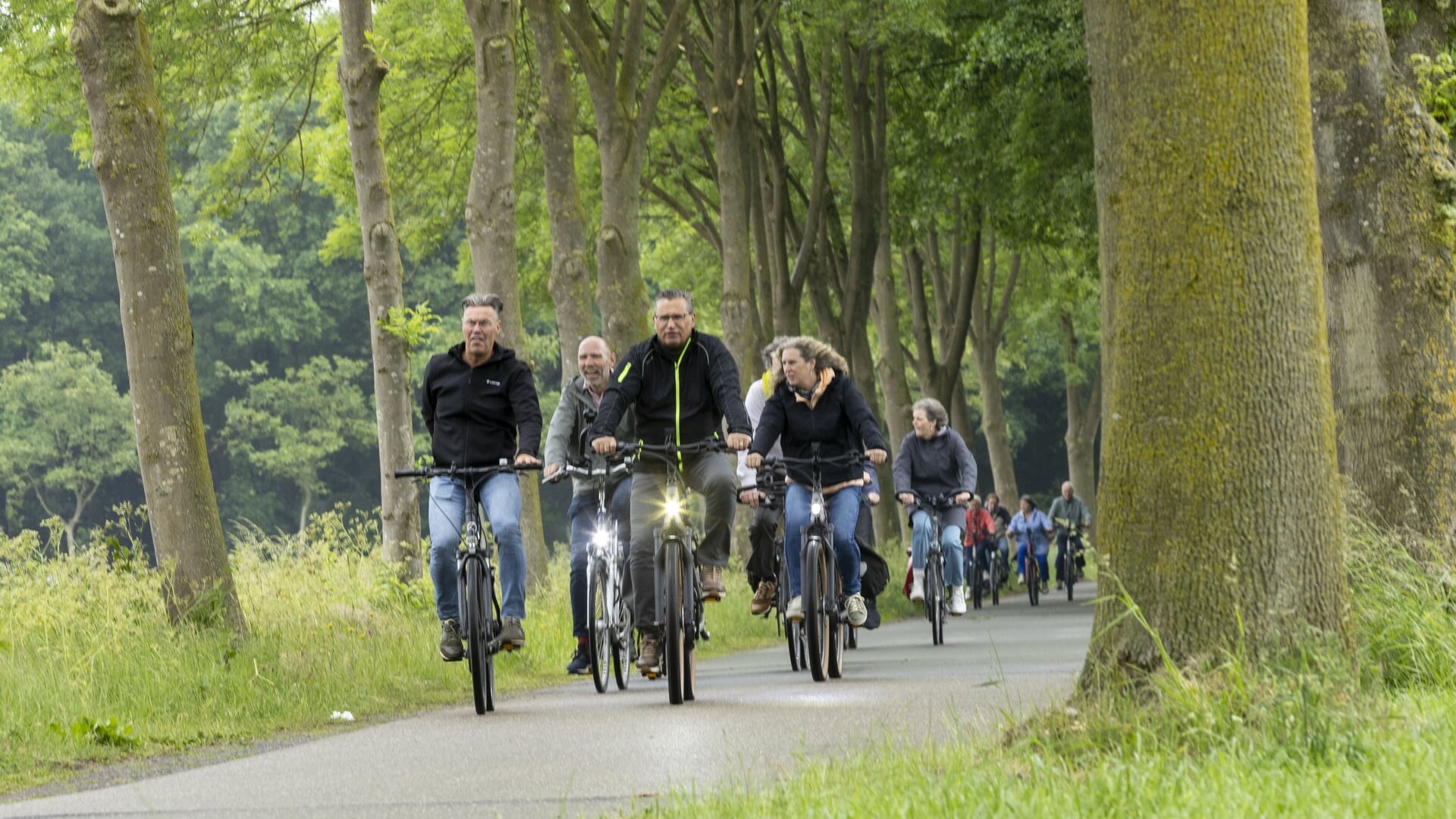 Zeshonderd deelnemers trotseren mindere weersomstandigheden tijdens Vat Oe Fiets