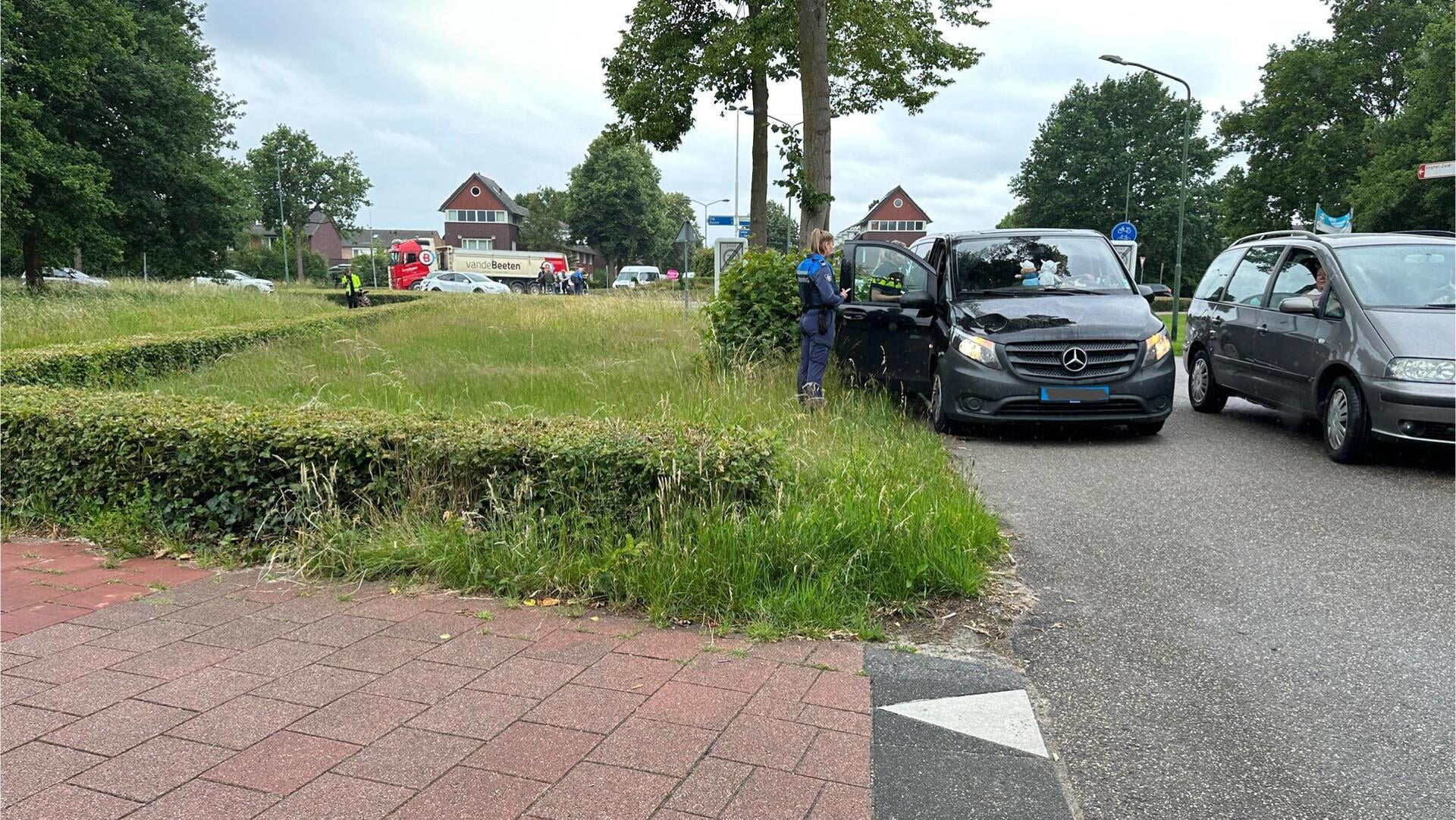 Taxichauffeur en fietser komen met elkaar in botsing in Veghel