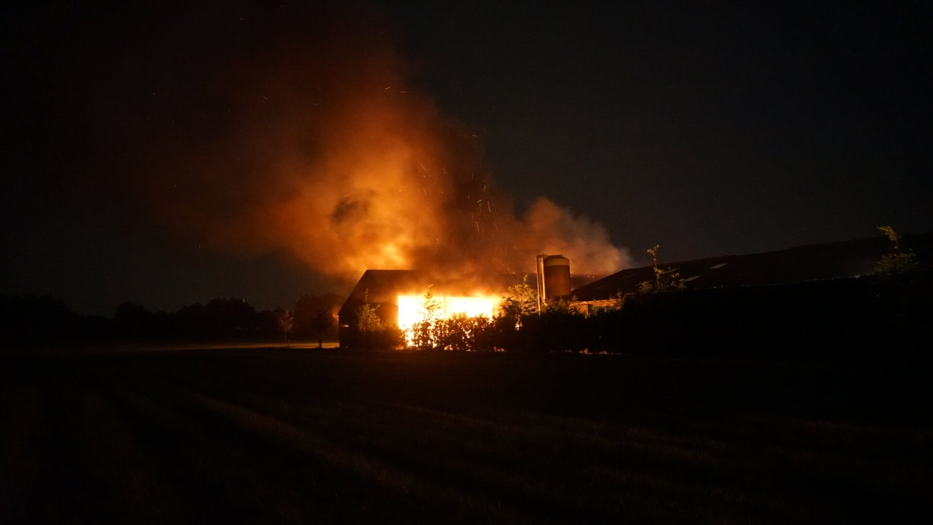 Loods met machines in Sint Anthonis volledig verwoest door brand