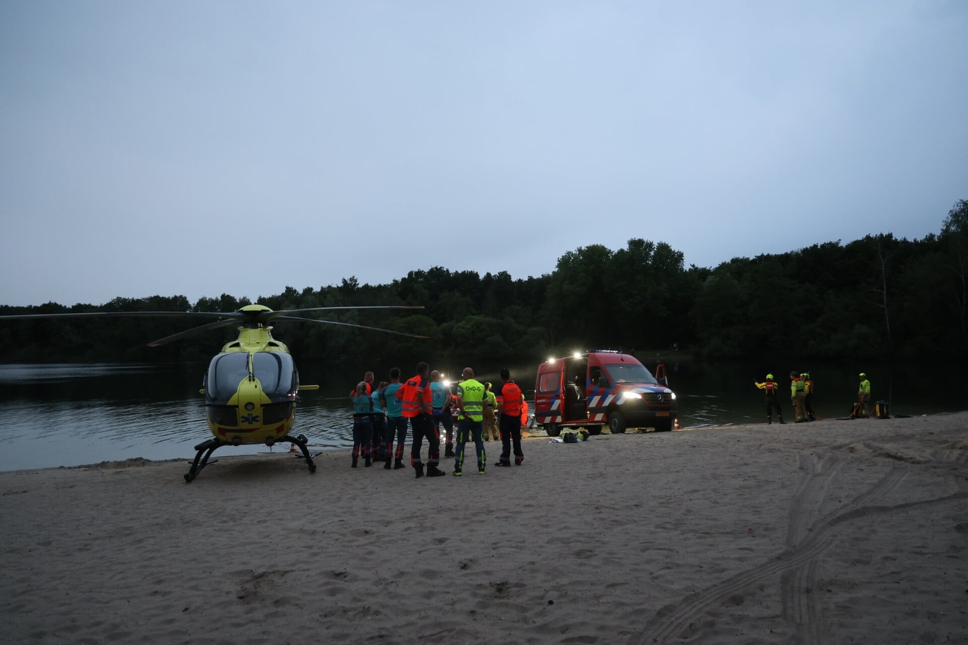 Zoektocht naar mogelijke drenkelingen in Radioplas