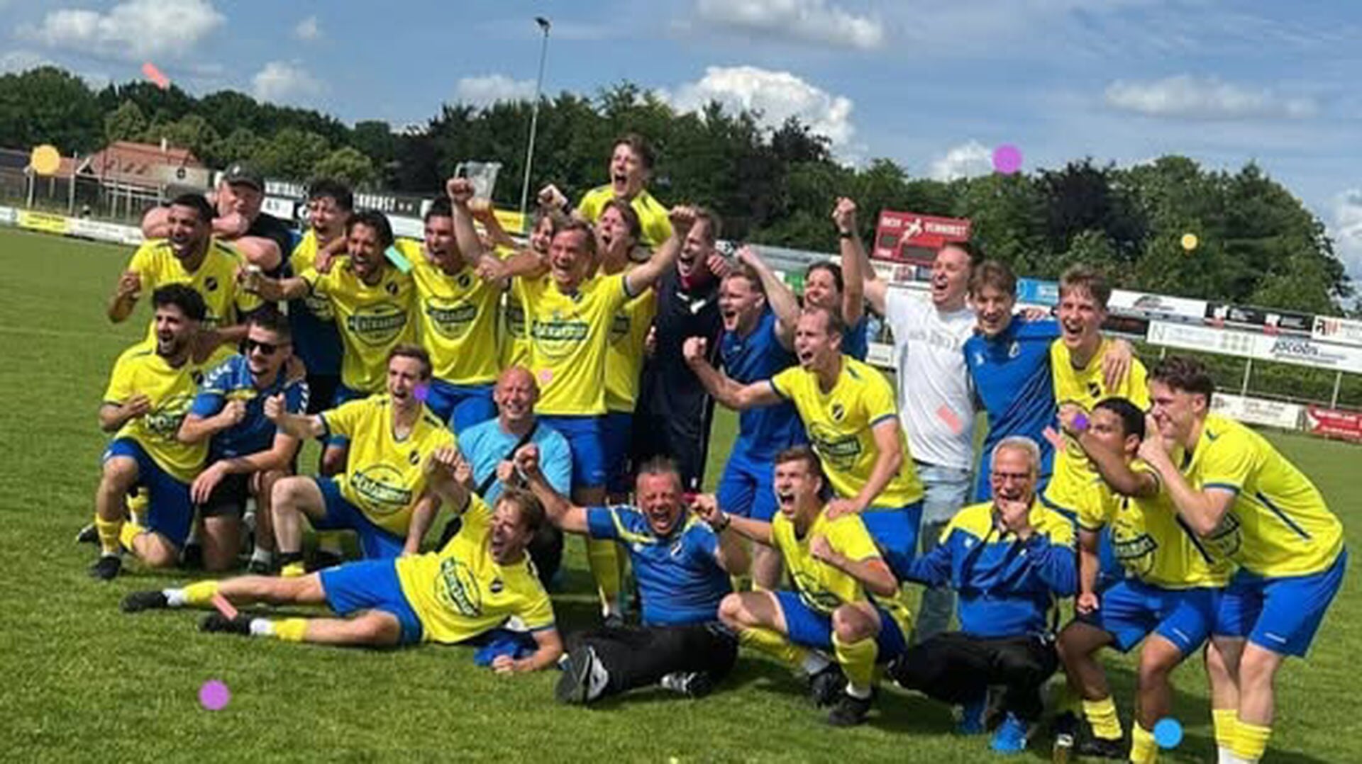 FC Uden flikt het en promoveert naar derde klasse, DSV degradeert