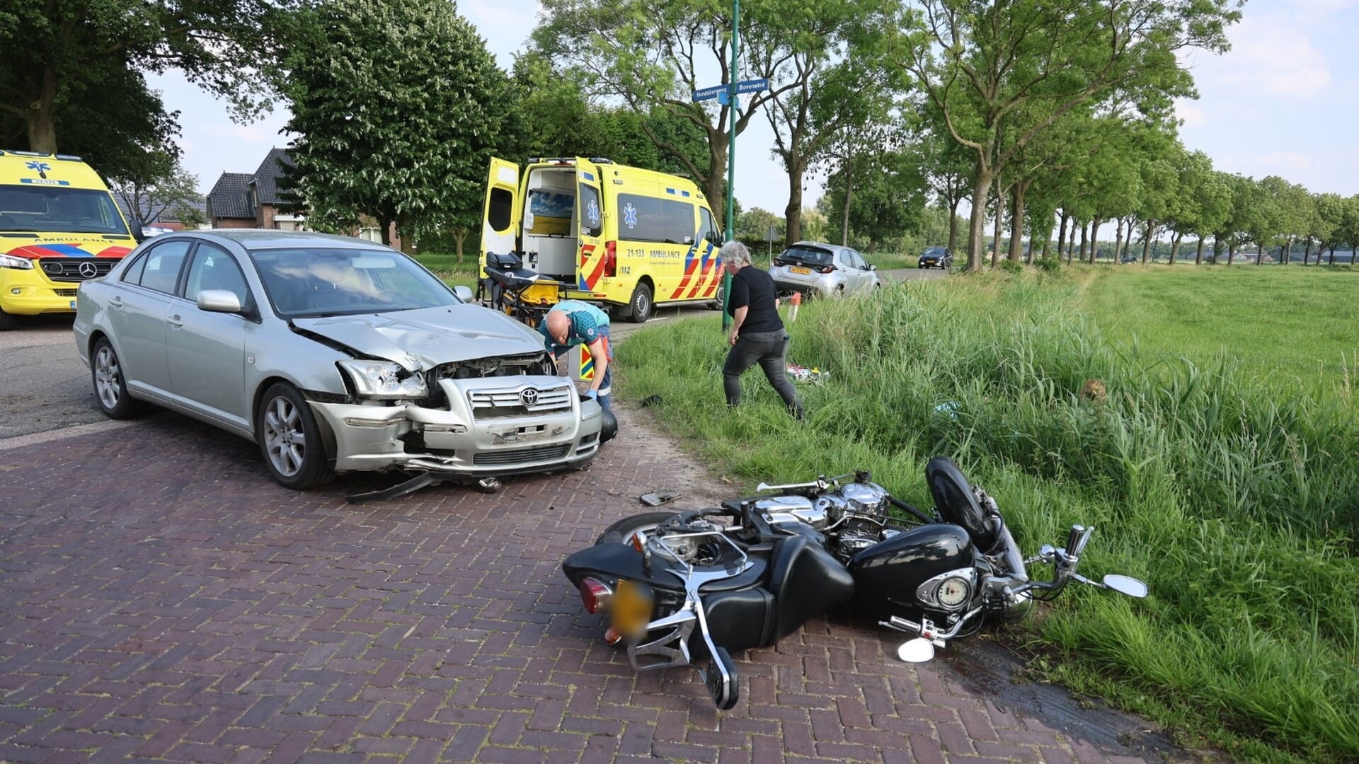 Motorrijder gewond na botsing met auto bij Westerbeek