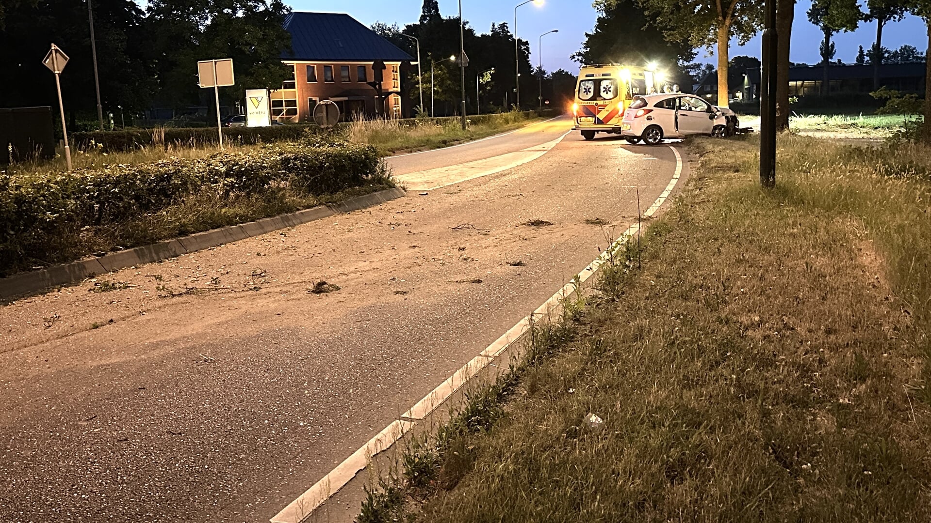Automobilist raakt stoeprand en komt in botsing met boom Erpseweg Veghel