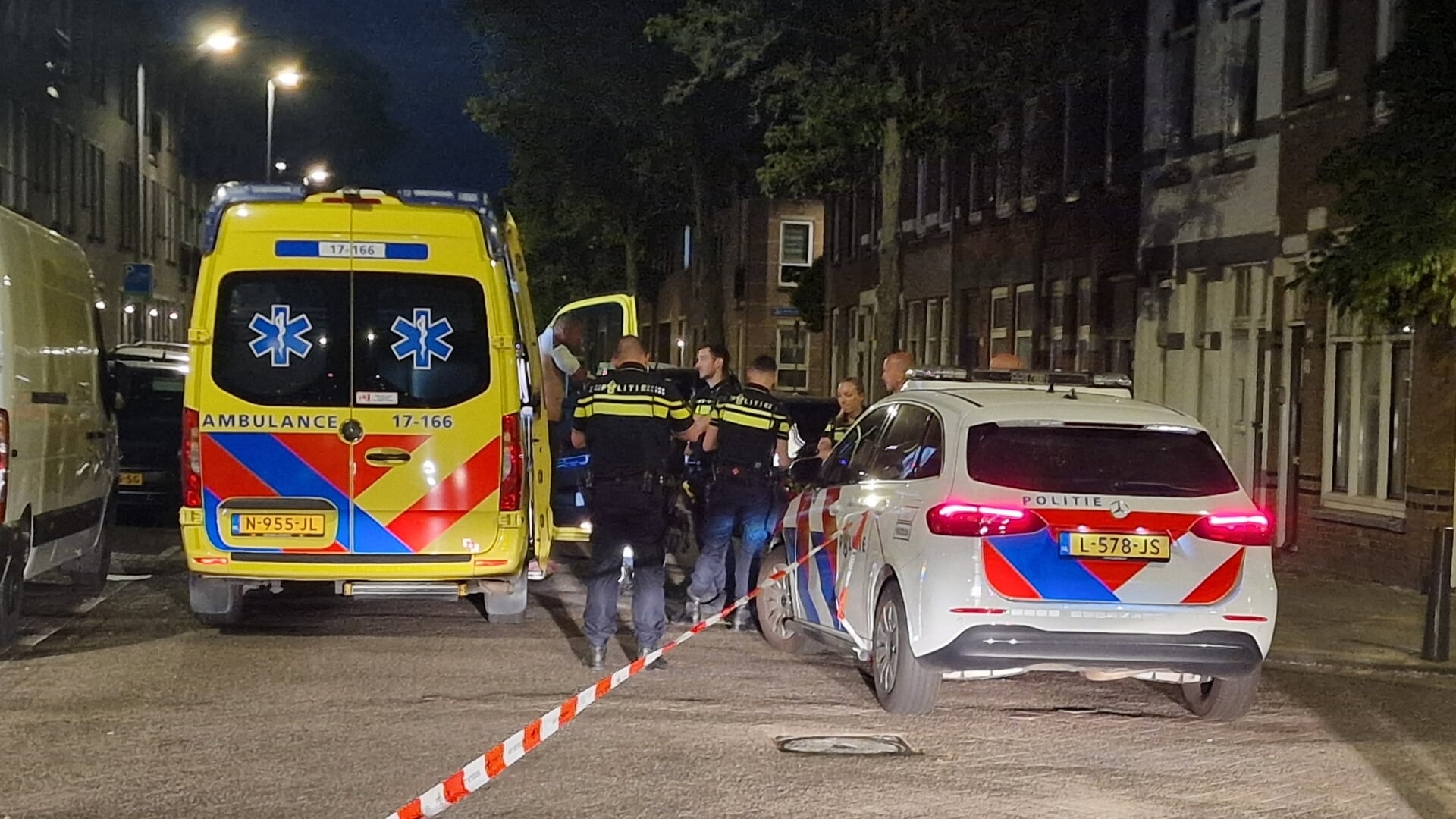 Man met steekwond naar het ziekenhuis na ruzie aan Ebenhaëzerstraat ...