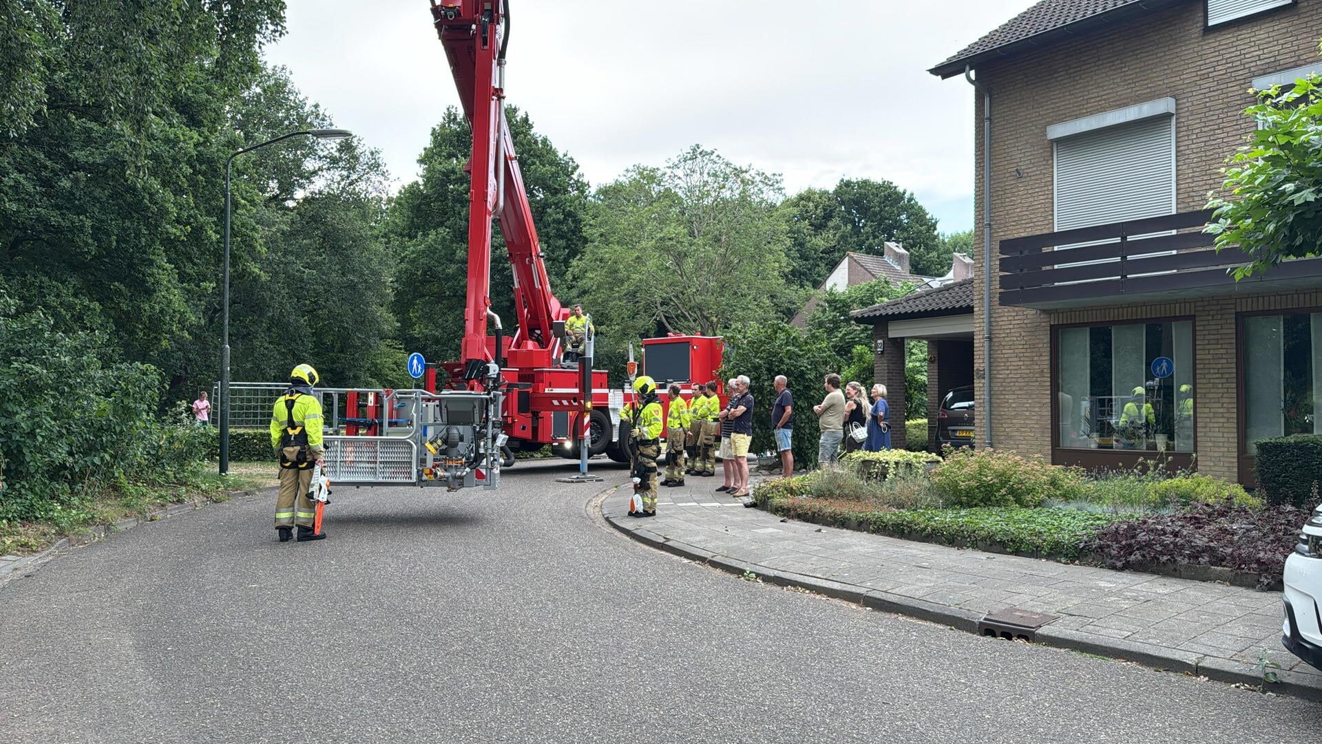 Brandweer zaagt gevaarlijke tak op Ijsselstraat af